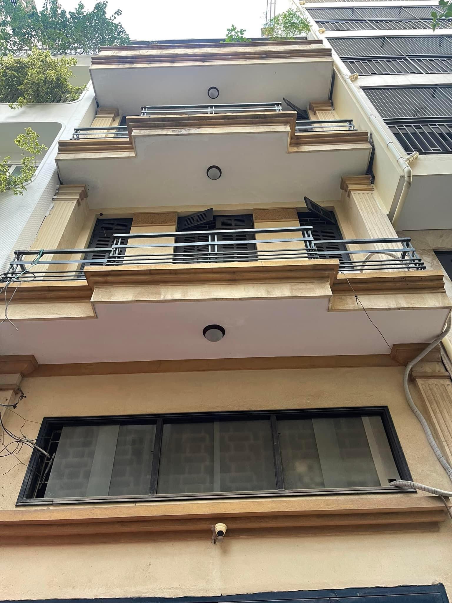 Bán gấp nhà 55 m2 4 tầng mặt tiền 4m thuận lợi kinh doanh tại phố Đội Cấn giá 13,5 tỉ