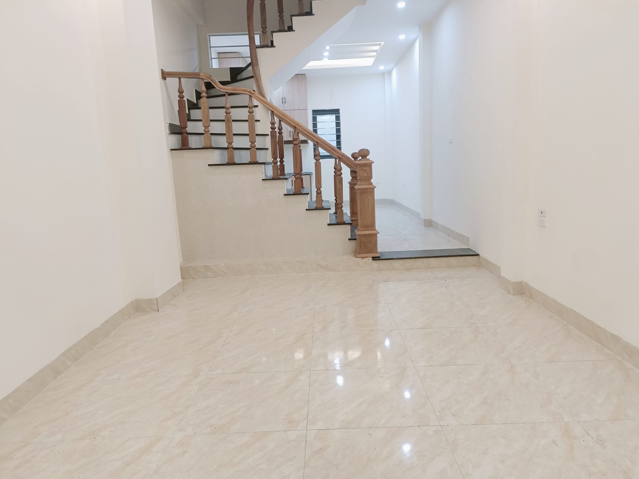 Cho thuê nhà Nguyễn Văn Cừ, Long Biên. 80m2 * 4 tầng * đường ô tô tránh,