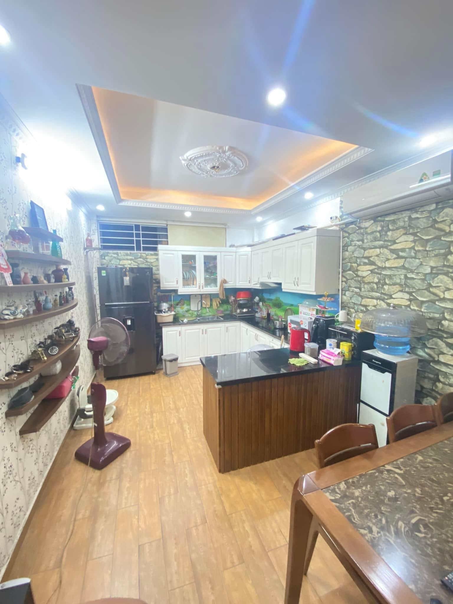 Bán nhà phố Nghĩa Đô, Cầu Giấy LÔ GÓC, Ô TÔ ĐỖ CỬA, KINH DOANH đẹp 42m2, 5 tầng ở ngay