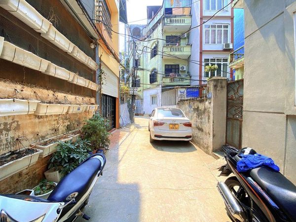 Bán nhà Lạc Long Quân Cầu Giấy, 7 chỗ vào nhà: 35m, MT 3.8m - 5.8 tỷ