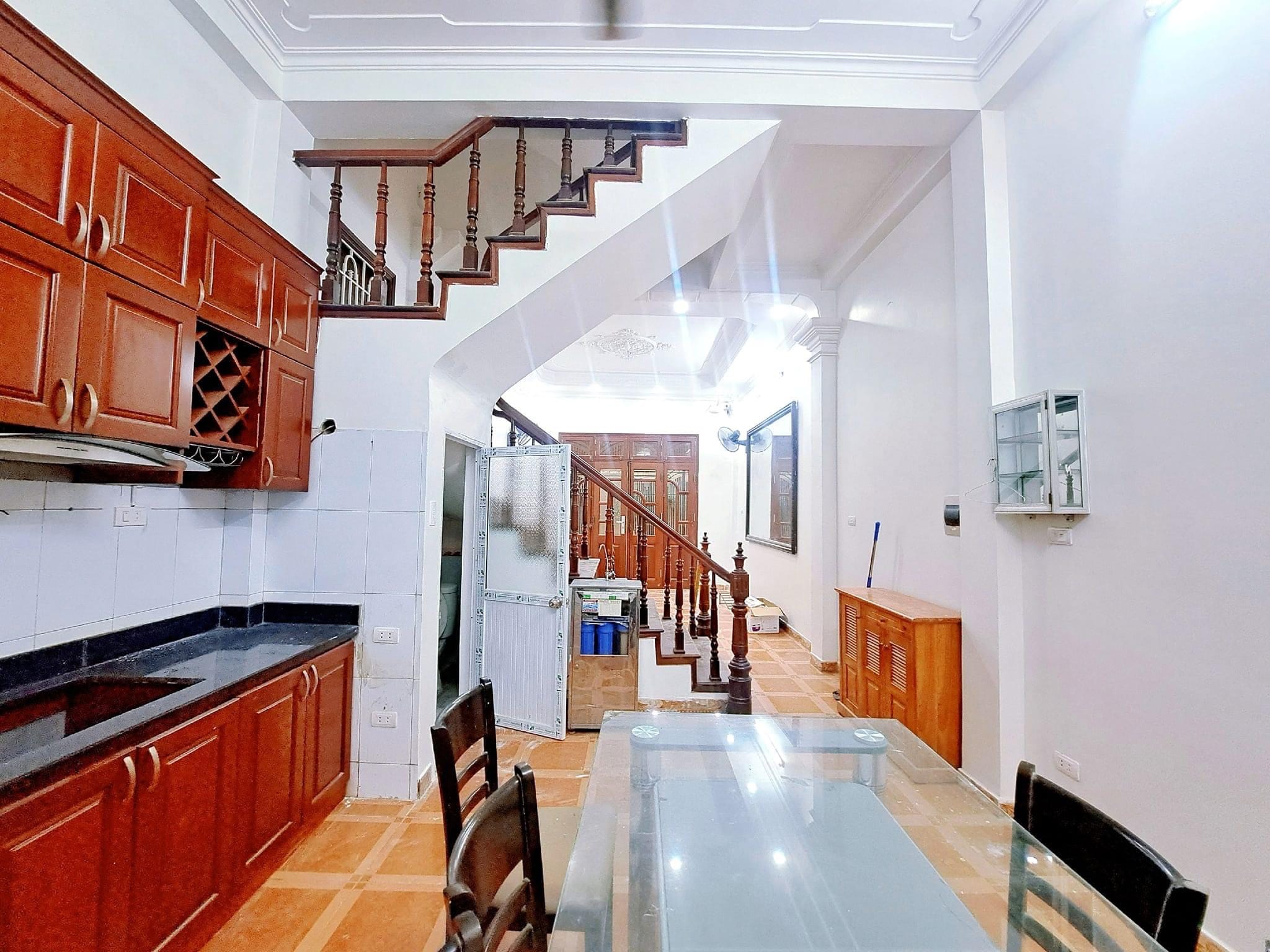 Cần bán nhà phố Chùa Láng, Đống Đa. DT 37m2/45m2 từ tầng2, giá 6,5tỷ. Nhà cách mặt phố chỉ 30m.