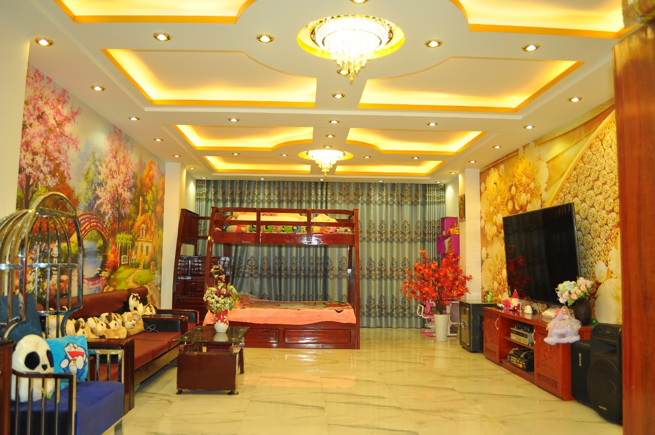 Cho thuê nhà MT Nguyễn Văn Cừ, Q.1. Ngang lớn 5m. Giá: 120 tr/th