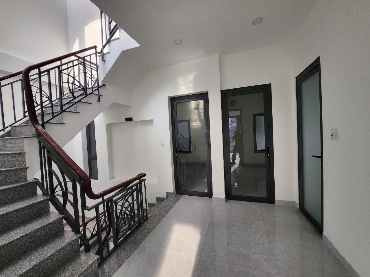 Cho biệt thự MT Phan Văn Trị. S: 8*20m. Có 6PN. Giá: 70 tr/th