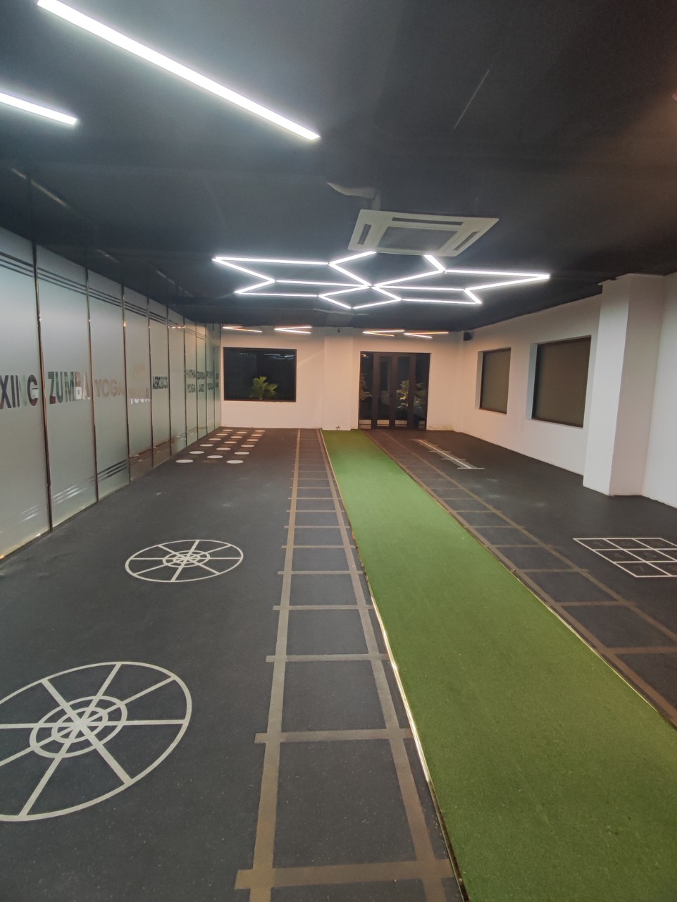 Cho thuê nhà hẻm 2 góc MT Nguyễn Gia Trí. S: 600m2. Giá: 180 tr/th (TL)