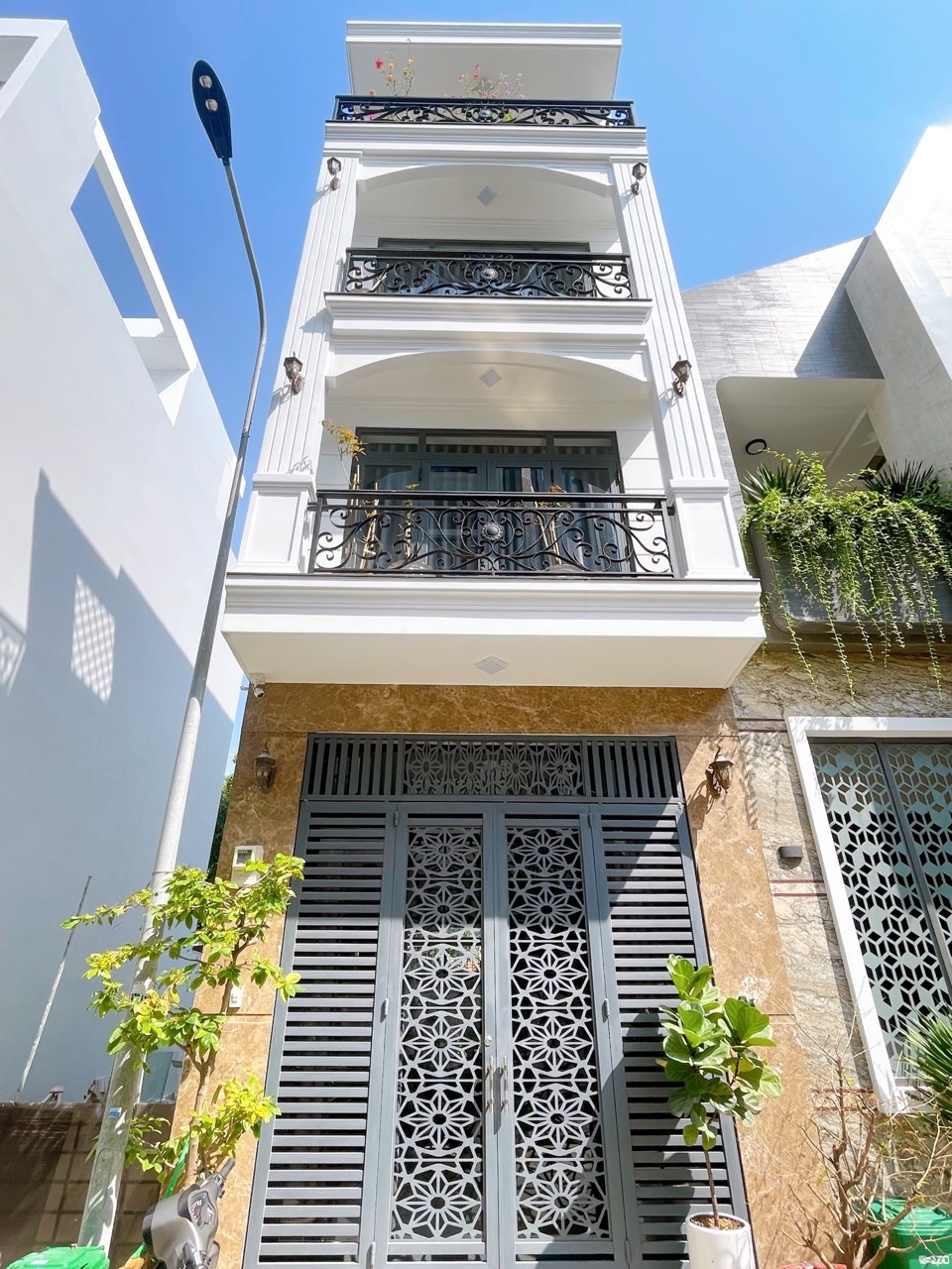 Bán nhà khu vip đường Tân Sơn Nhì,DT:4x14m đúc 3 lầu nhà mới đẹp vào ở ngay