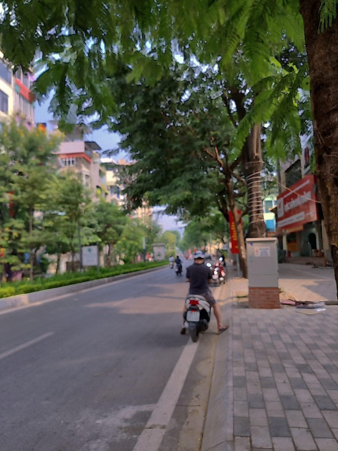 Bán nhà tặng 200 m2 đất mặt phố lạc long quân tây hồ kinh doanh tấp nập giao thông thuận tiện giá 91 tỷ