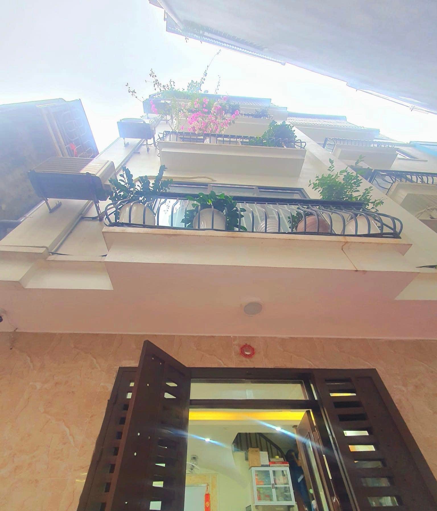 NHÀ ĐẸP Ở LUÔN - CHỦ TẶNG LẠI GẦN HẾT NỘI THẤT - TẦM TIỀN NHIỀU KHÁCH - KHÁCH VÀO LÀ CHỐT LUÔN CHỈ NHỈNH 3 TỶ