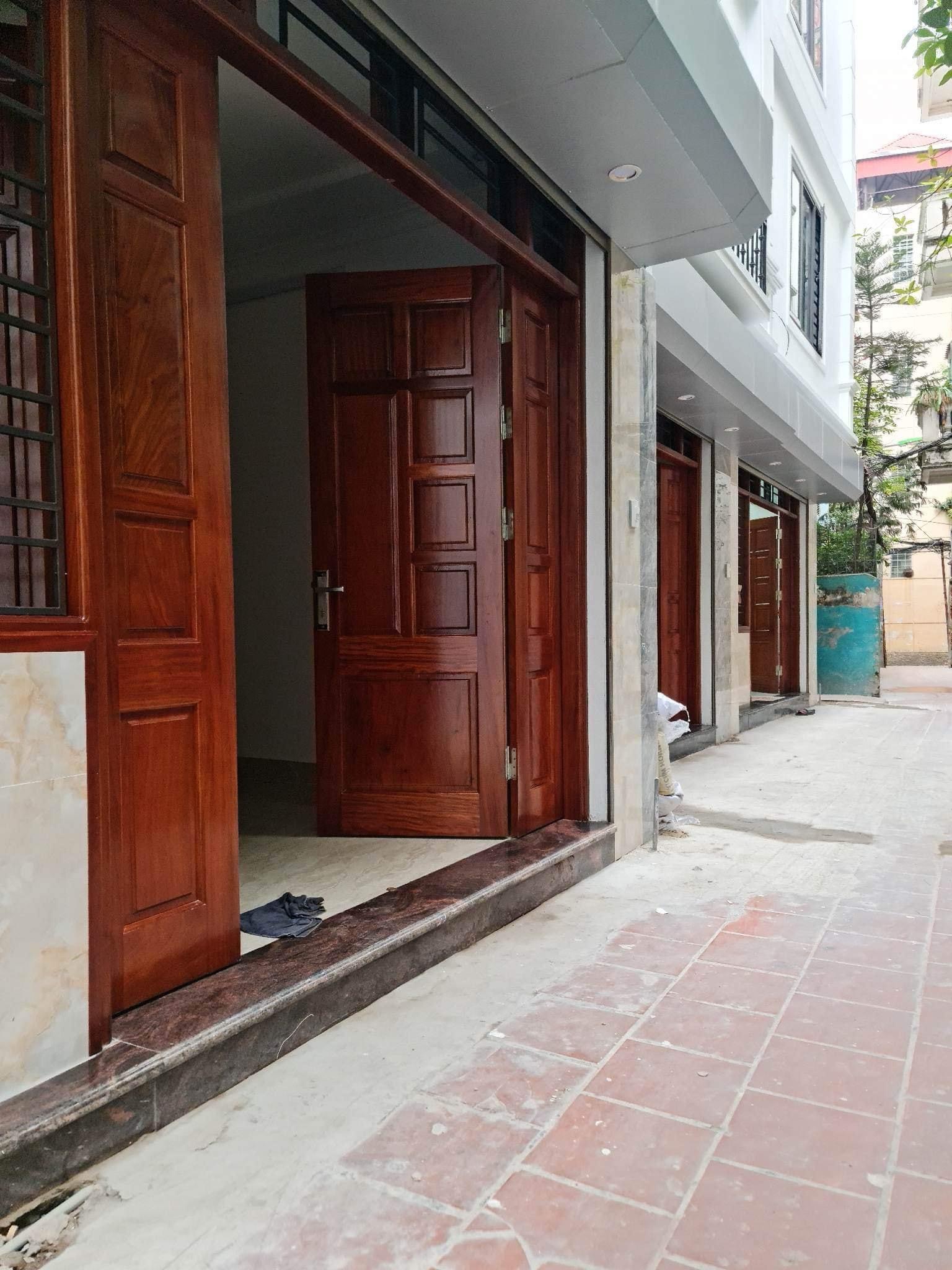 BÁN NHÀ NGÕ 318 ĐÊ LA THÀNH,NHÀ 2MẶT THOÁNG, NỘI THẤT GỖ LIM,31M2,5TẦNG,MT:4,5M.