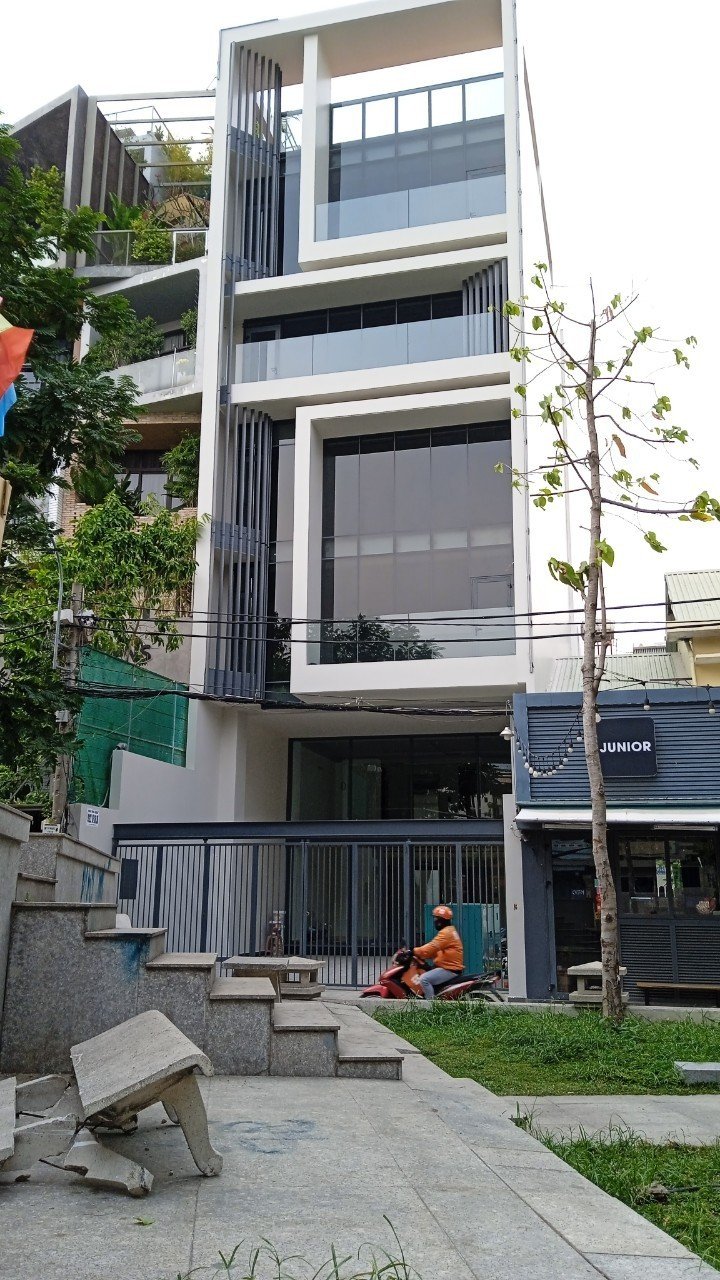 Cho thuê nhà Nam Kỳ Khơi Nghĩa. Ngang lớn 7m. Hẻm oto. Giá: 150tr/th