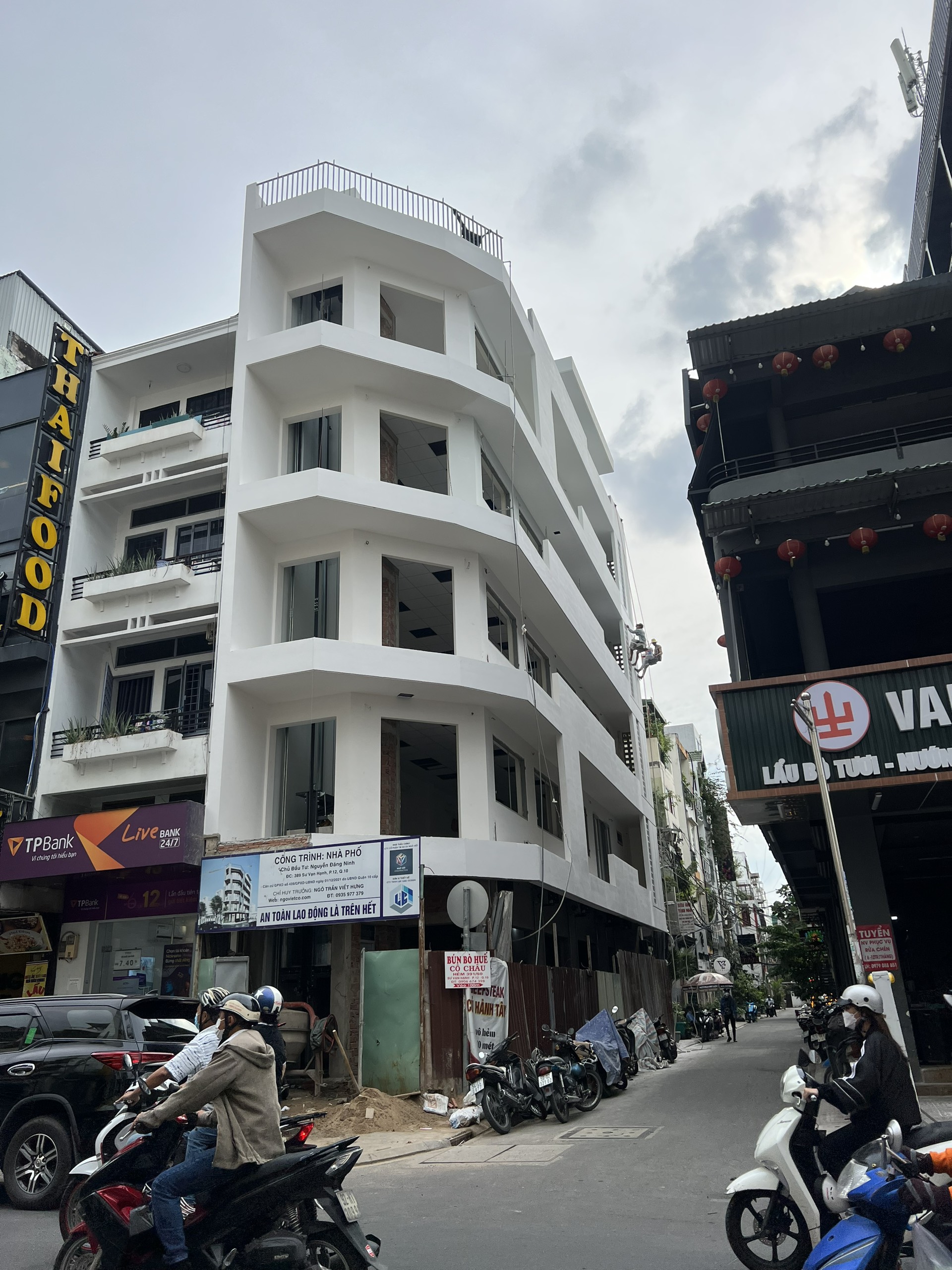 Cho thuê nhà góc 2 MT Sư Vạn Hạnh. DT: 4*18m. Giá: 100 tr/th chốt