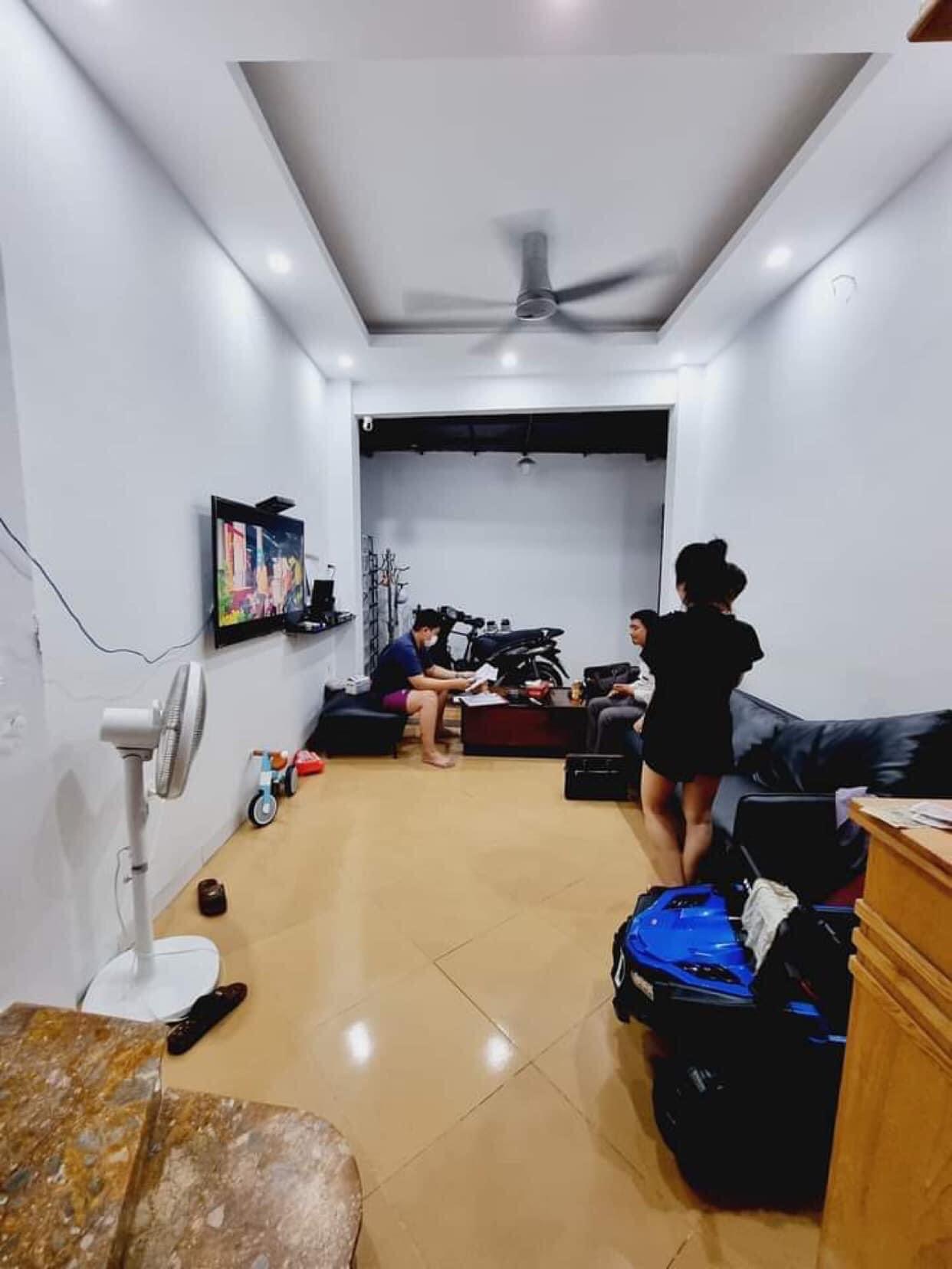 Gấp!! Muốn bán Nhà ngõ 99 Định Công Hạ, ô tô đỗ cổng, nhà đẹp 30m2*5tầng,mt: 3,4m.