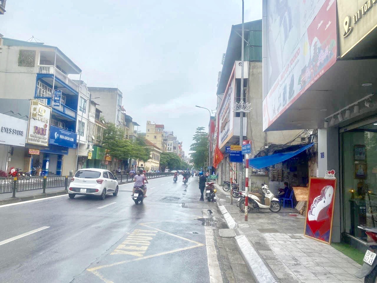 BÁN NHANH 130m2 ĐẤT MẶT PHỐ ĐỐNG ĐA. LÔ GÓC 2 MẶT PHỐ TRUNG TÂM. CÓ 102 - MẶT TIỀN 21m. VỈA HÈ ĐÁ BÓNG - QUY HOẠCH ỔN ĐỊNH. XÂY TOÀ 9 TẦNG VIP NHẤT QUẬN.