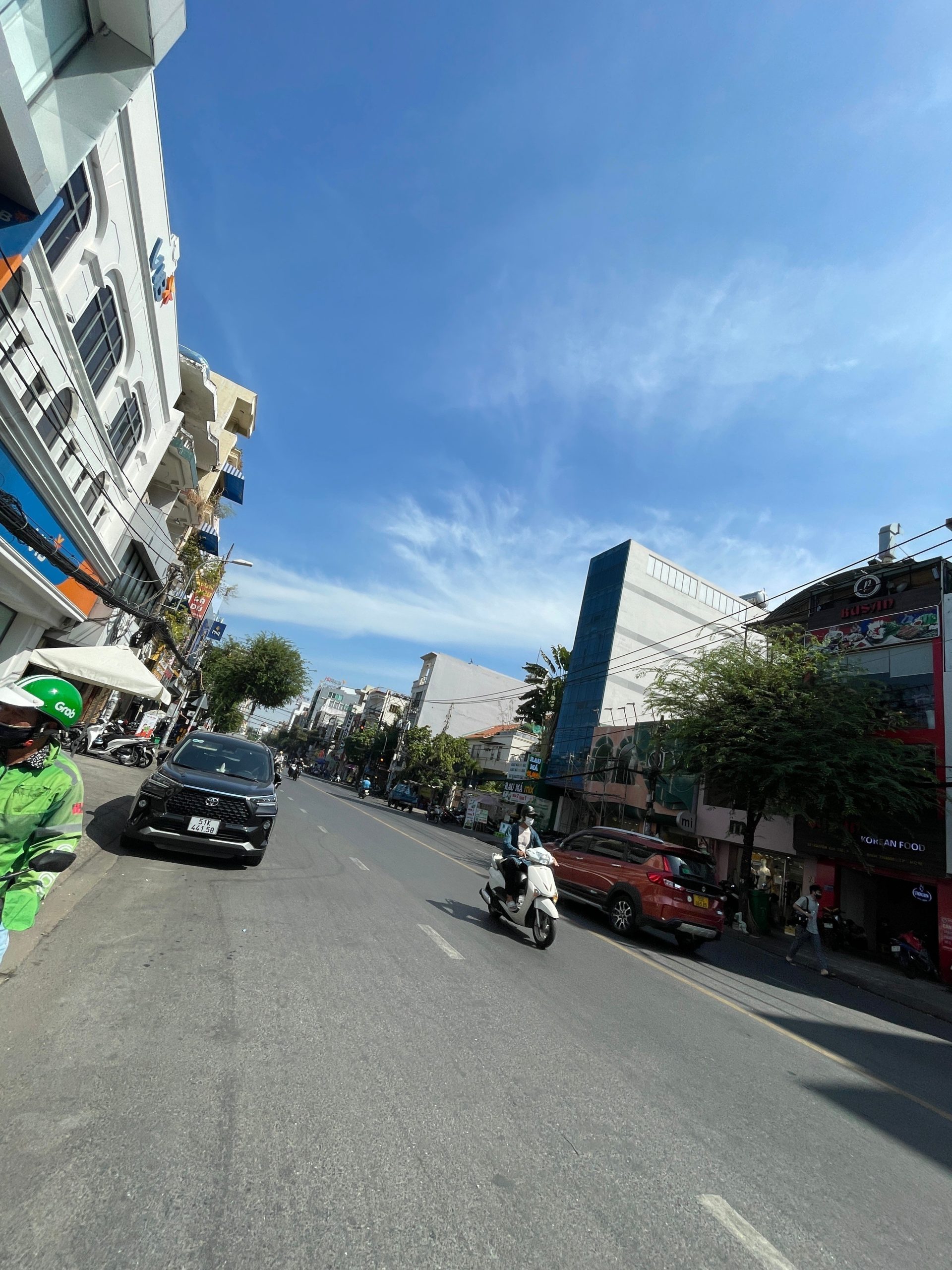 Cho thuê nhà MT Nguyễn Gia Trí. S: 4*20m. KC: Trệt, 3 lầu. Giá: 100 tr/th (TL)