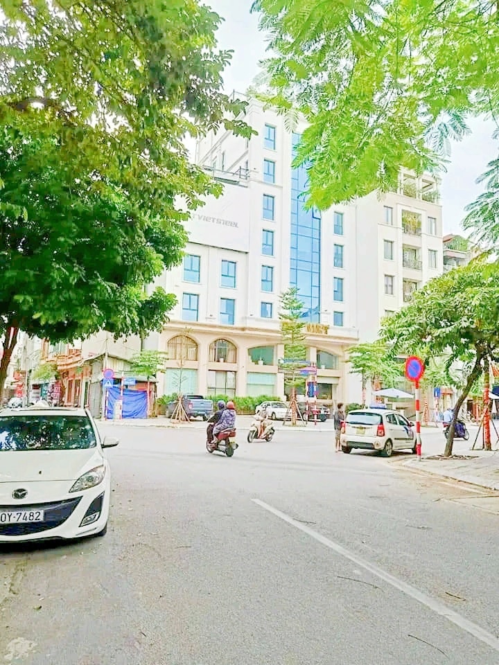 Bán nhà mặt phố Đốc Ngữ đối diện cung thể thao Quần Ngựa, Ba Đình. DT 85m x 4t, mt 4m. Giá 19 tỷ