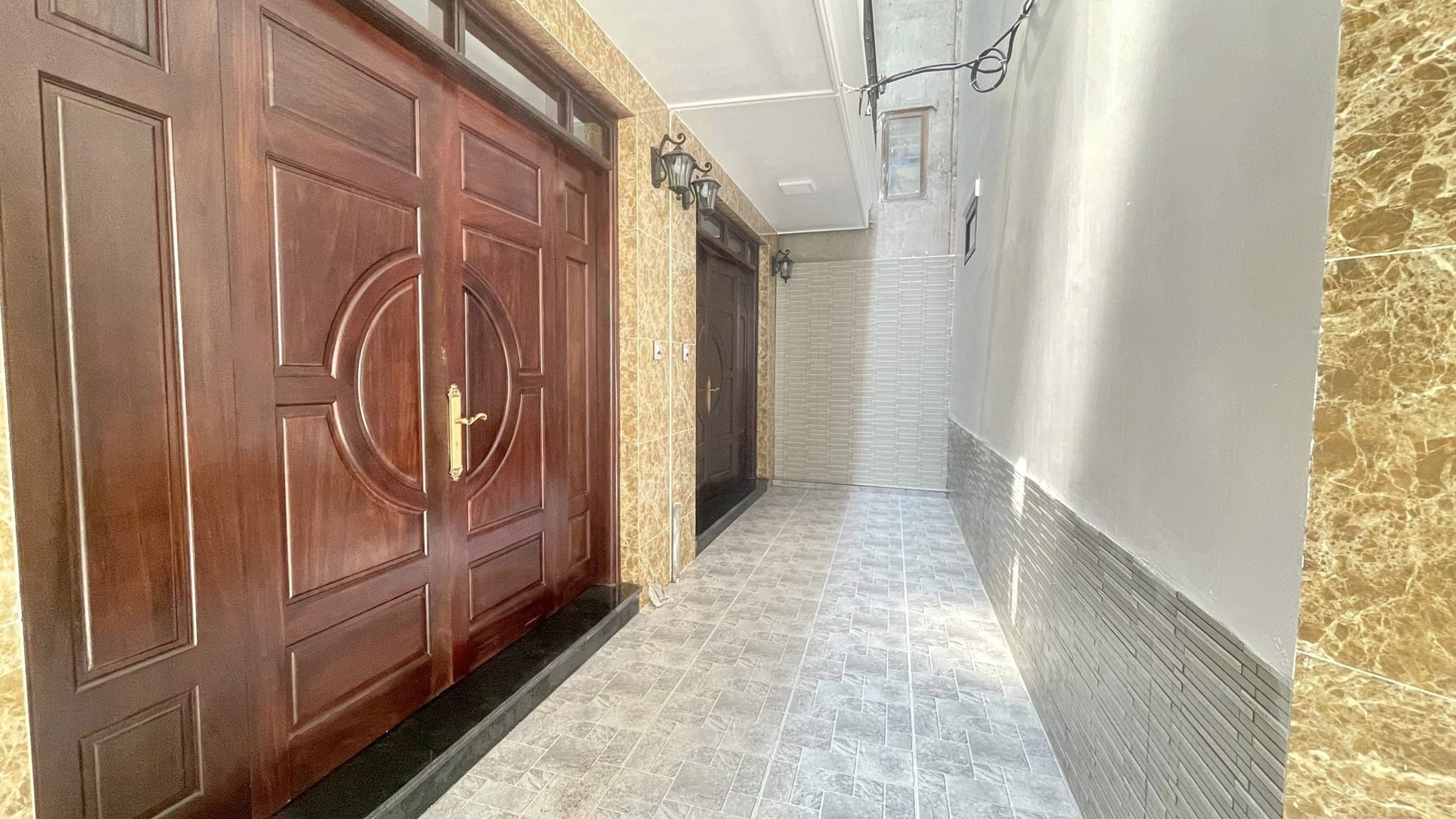 Bán nhà mới phố Hoàng Hoa Thám DT 30m 5 tầng mặt tiền 3,5m giá 5,3 tỷ