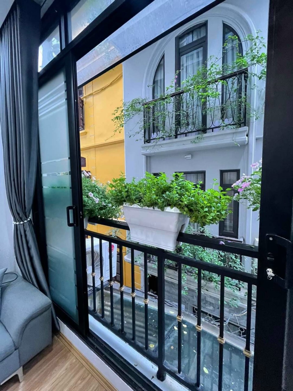 Nhà Đẹp - Ngõ Nông, Bà Triệu 41 x 5 tầng, giá hơn 9 tỷ.