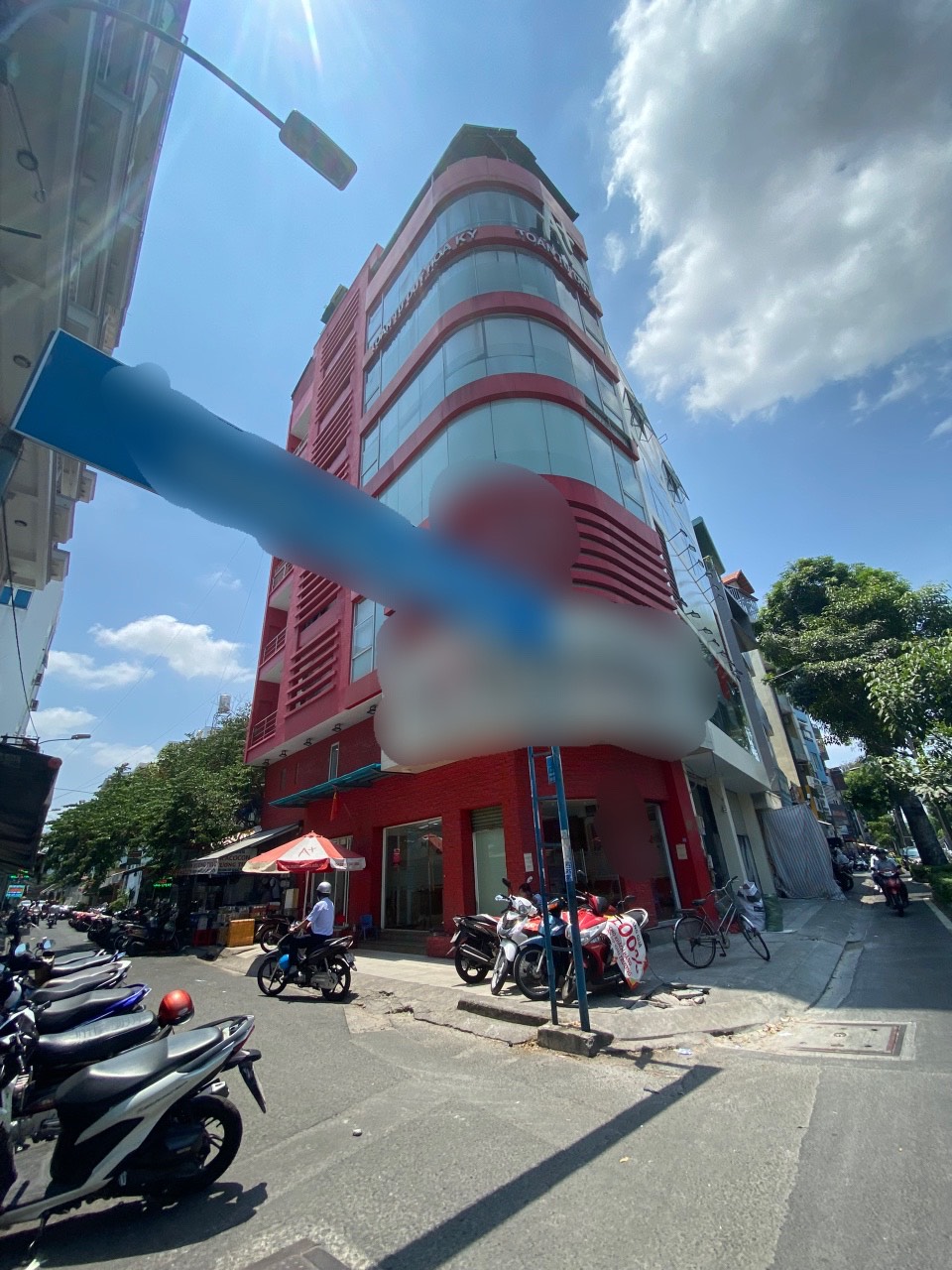 Cho thuê nhà 2 góc MT đường 3/2. Ngang lớn 10m. Trệt, 2 lầu. Giá: 130tr/th (TL)