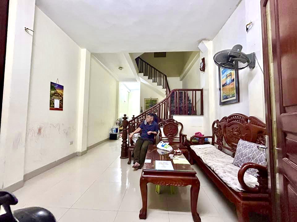 Mặt ngõ Hoàng Mai vài bước ra phố 52m 5 tầng 6 phòng 5ty38