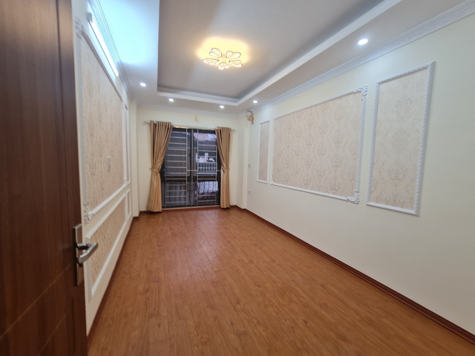 HƠN 3 TỶ. Có ngay nhà 36M x 4T phốTây Sơn. TT Đống Đa. 5m ra ô tô qua.