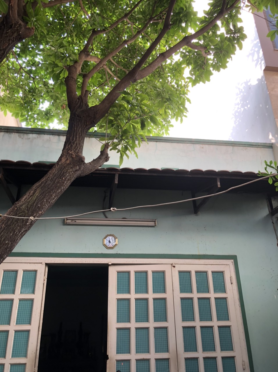 Cho thuê nhà đường CMT8. Ngang lớn 5,3m, có sân. Giá: 18 tr/th