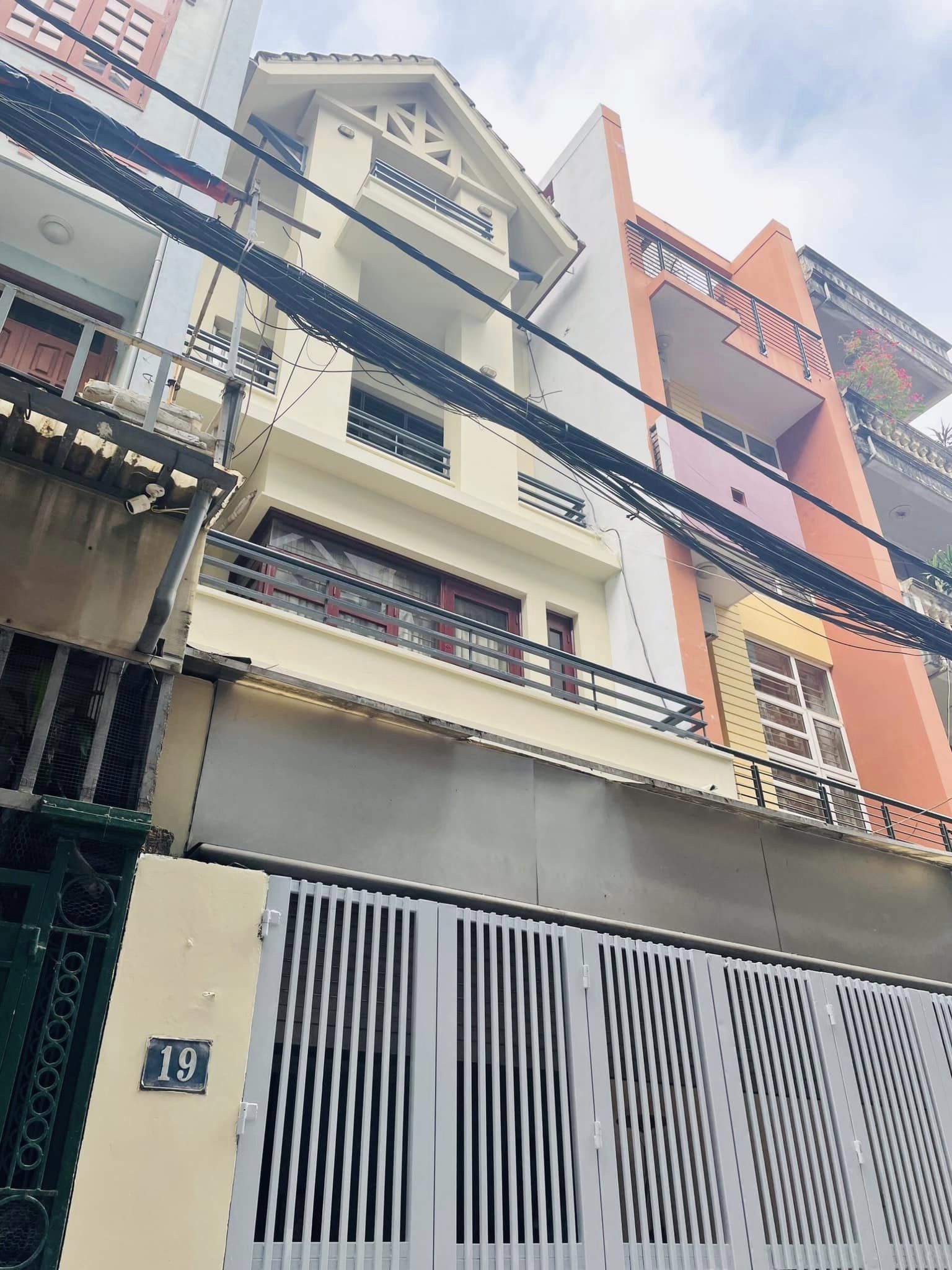 Bán nhà Trung Quận Tây Hồ Lạc Long Quân 32m2 x 5T, MT5m, giá 5 tỷ