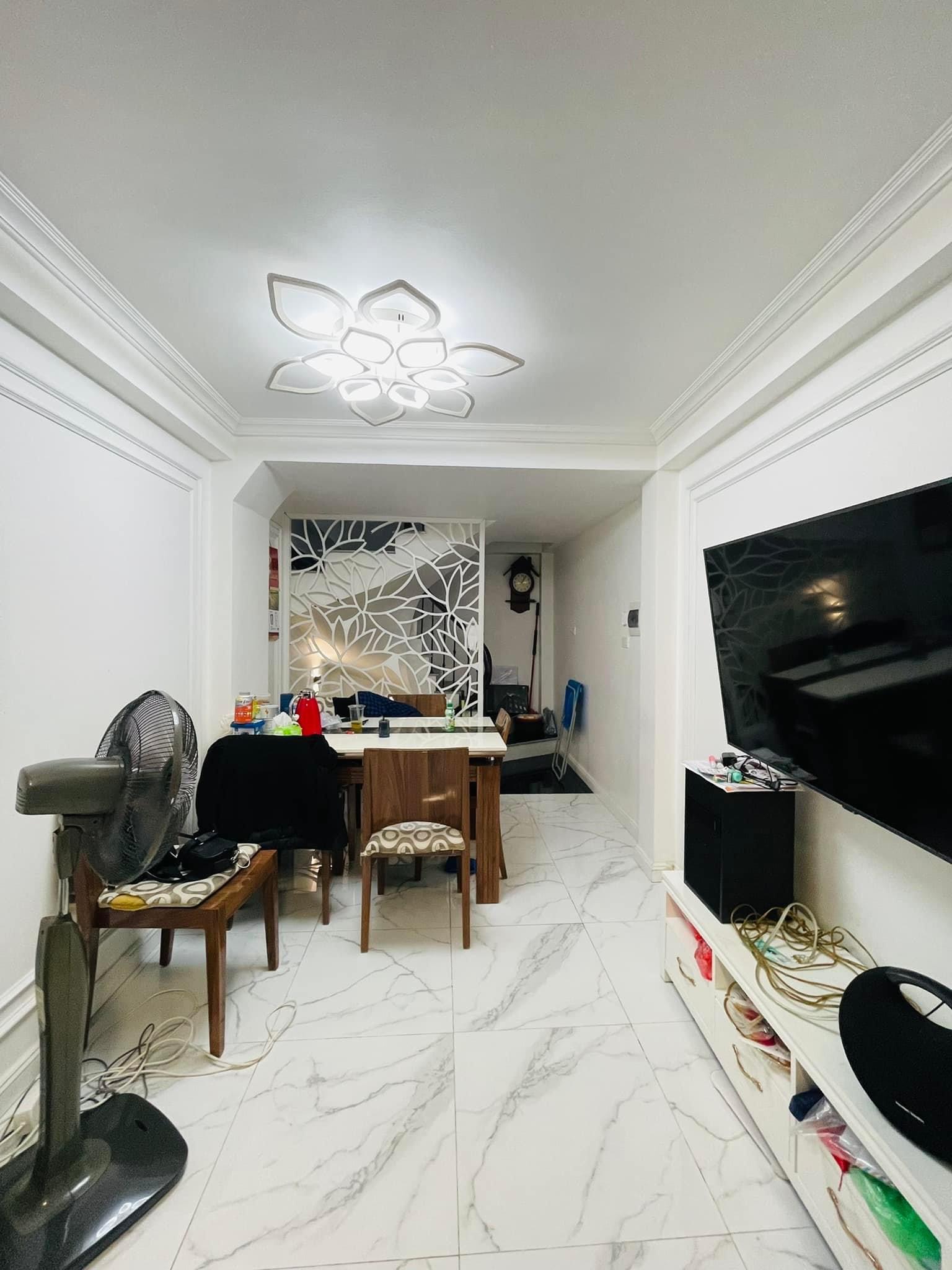 Nhà ở phố 8/3-25 m-5 tầng-3,49 tỷ ( có thương lượng) + Vị trí nhà rất đẹp, ngõ rộng ô tô ,gần phố 5M chỉ vài bước chân