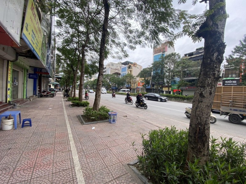 Bán nhà mặt phố Long Biên Nguyễn Văn Cừ 10.8 tỷ mặt tiền 5,3m kinh doanh tốt