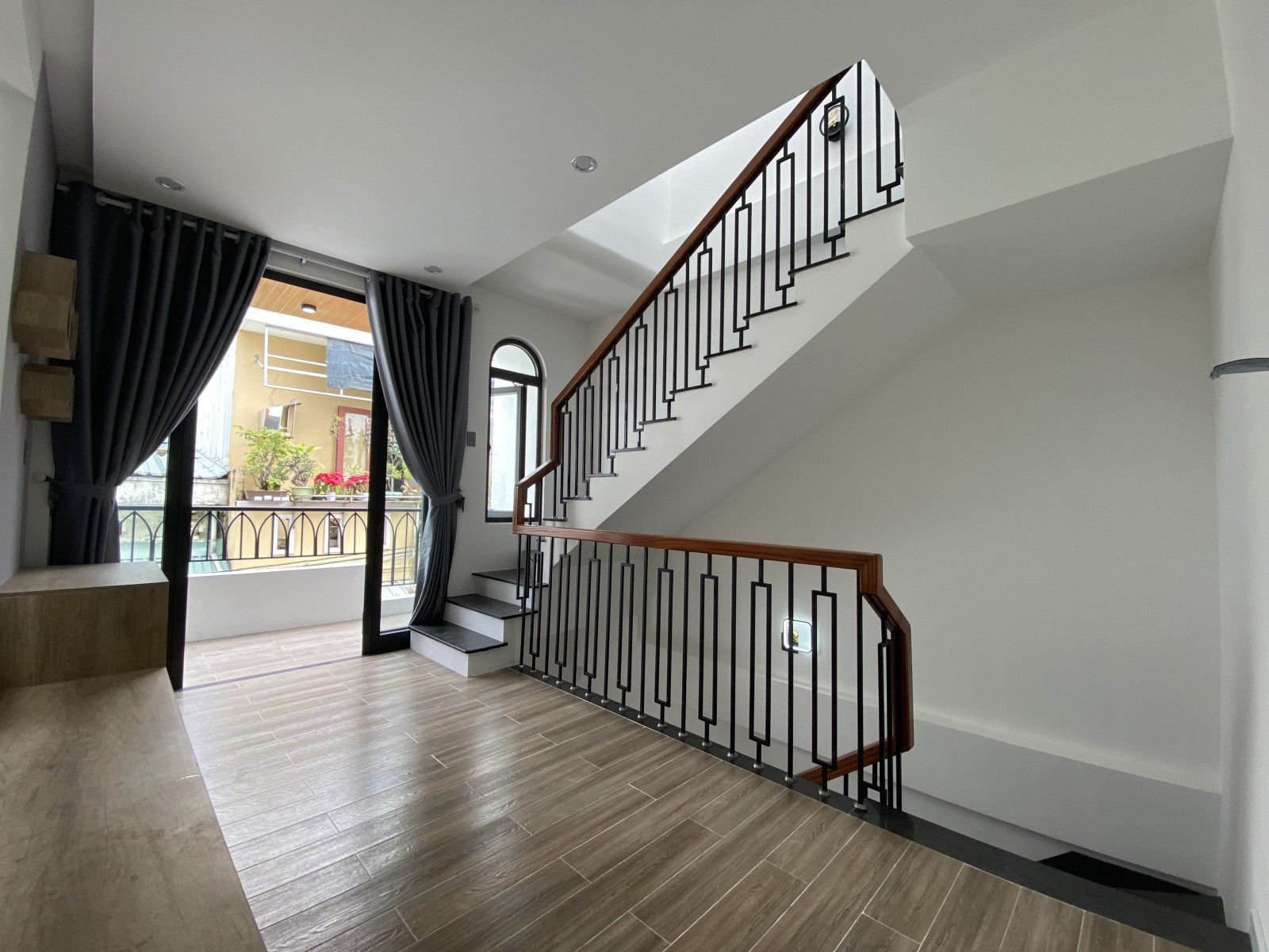 Bán nhà đường Tiểu La, Hải Châu, 3 tầng, DT 56 m2, Gần Công viên Châu Á. Ô tô đậu. Chỉ 4,7 tỷ.