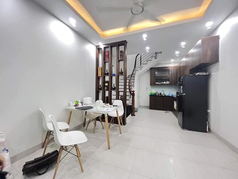 QUAN NHAN NHÀ ĐẸP NGÕ RỘNG BA GÁC ĐỖ CỬA SẴN Ở