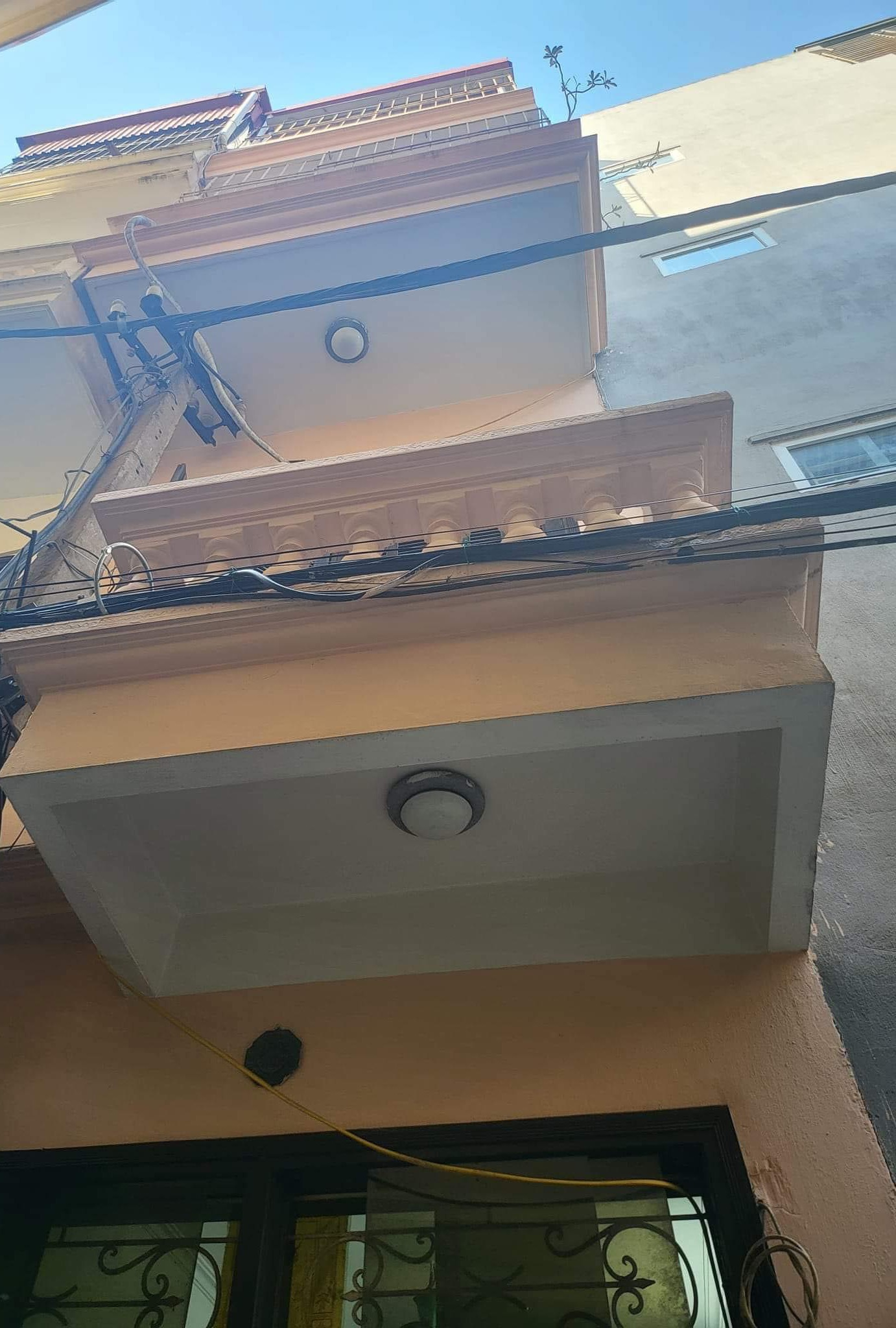 Bán nhà ngõ Giếng Mứt 23 m-5 tầng-2,8 tỷ ( có thương lượng) TT HAI BÀ TRƯNG - NHÀ Ở NGAY - GẦN PHỐ - NGÕ ĐẸP - Vị trí quá đẹp,