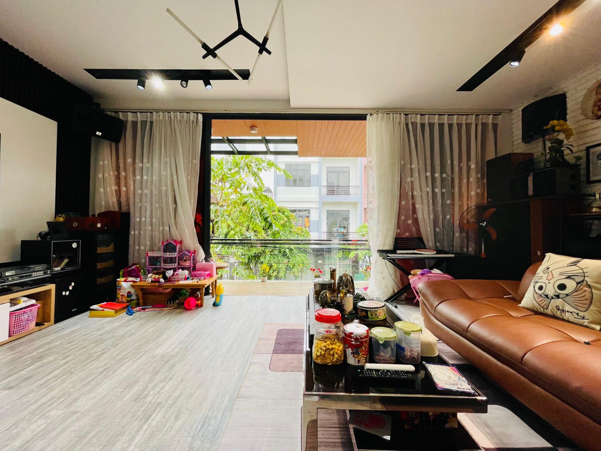 Bán nhà phố Nguyễn Lam, cạnh Vinhomes Long Biên. Nhà 5 tầng, lô góc, gara ô tô, 50m2, giá 6 tỷ.