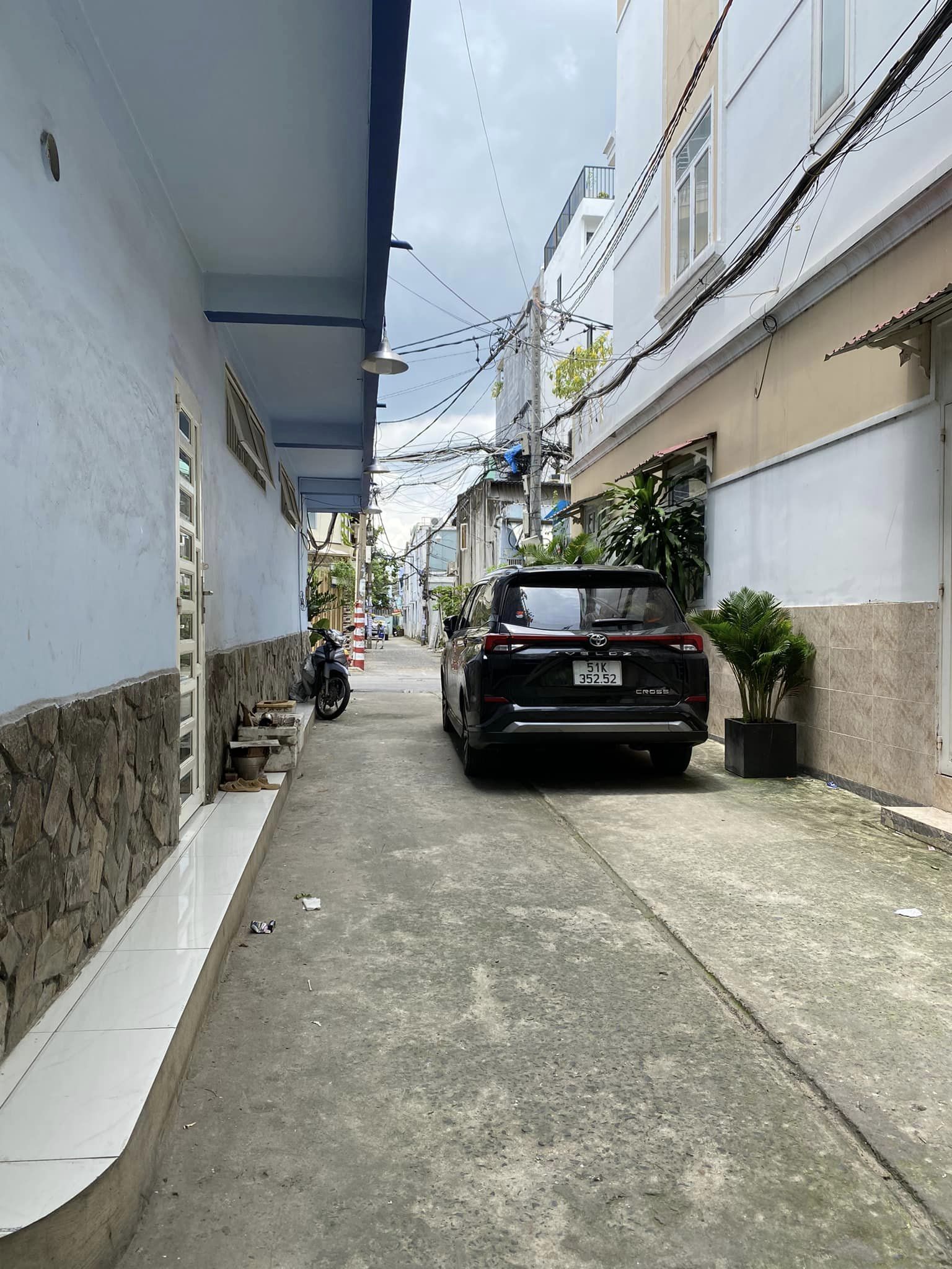 XE HƠI CHẠY NGANG QUA CỬA - NHÀ 3 TẦNG - 90M2 - NGUYỄN KIỆM - NHỈNH 7 TỶ