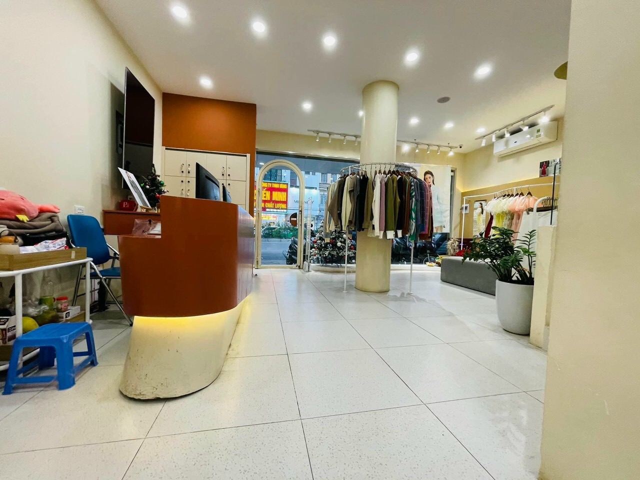 Bán nhà MP Cầu Giấy 190m2 - KD sầm uất, lô góc - Sổ nở hậu đẹp