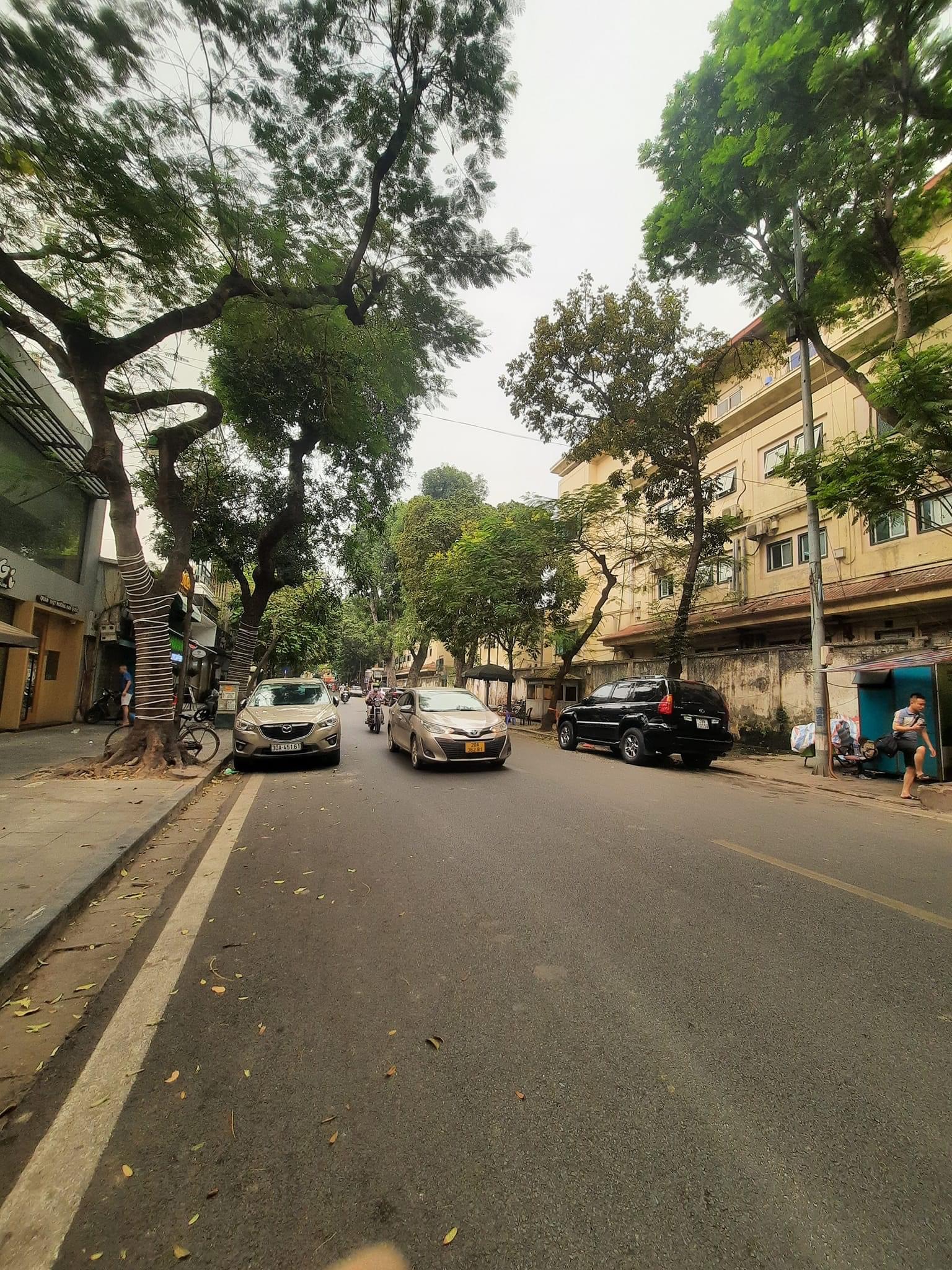 Mặt phố Vũ Phạm Hàm , vỉa hè rộng kinh doanh đỉnh