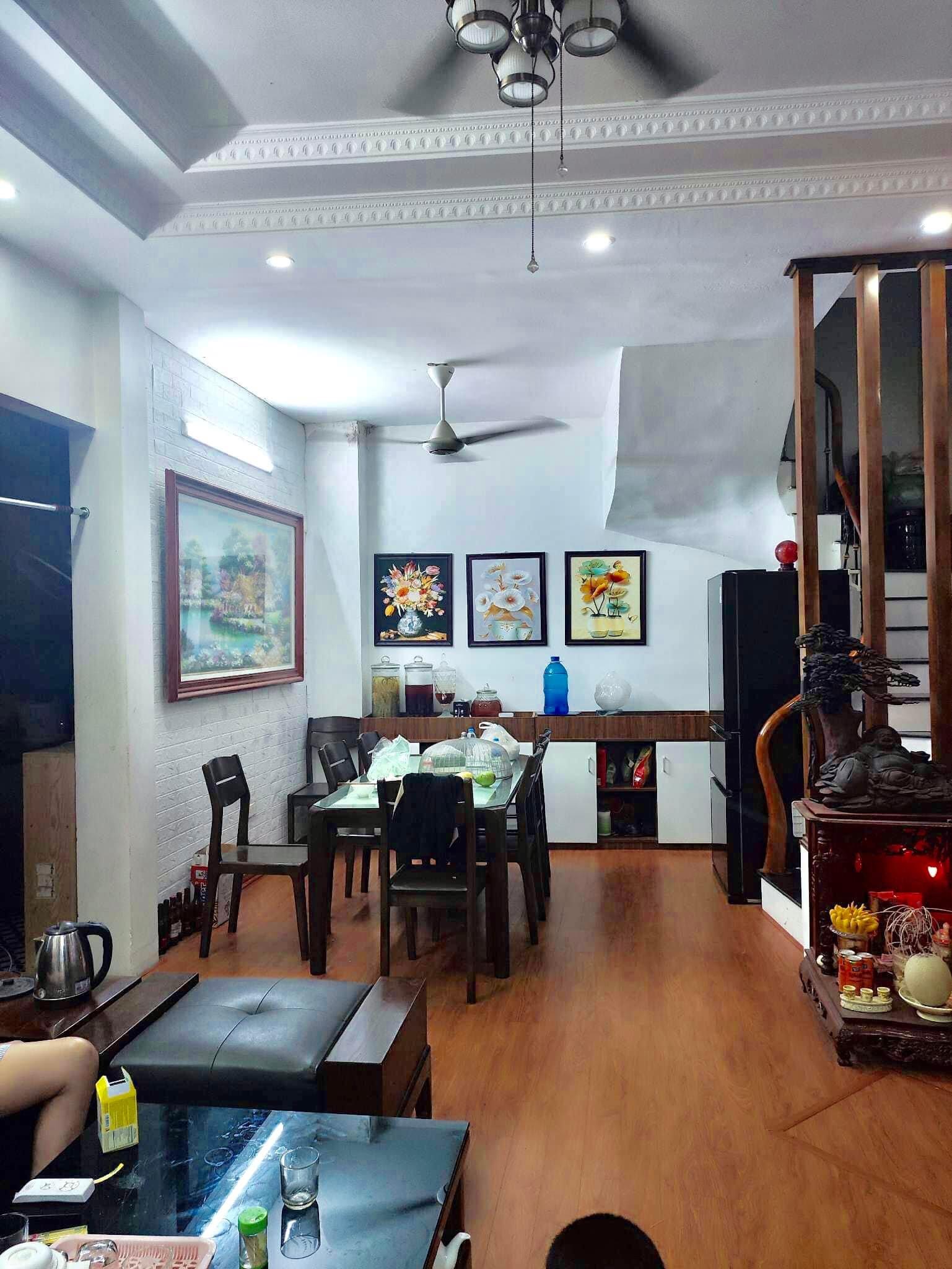 Nhà chủ xây chắc chắn để sân cho trẻ con và xe rất đẹp