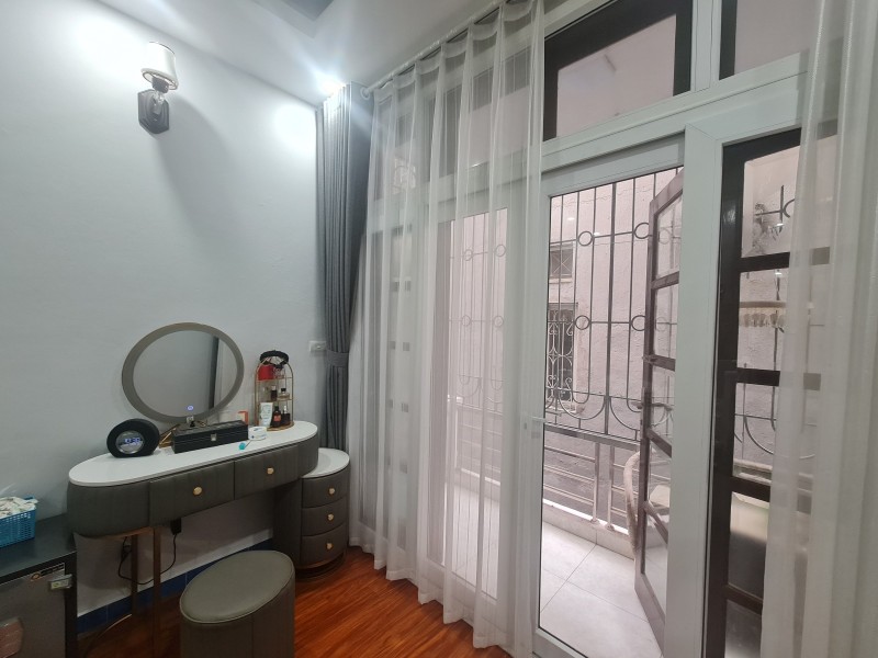 NGỌC TRINH NHÀ HÀO NAM, Ô TÔ ĐỖ CỬA, NGÕ RỘNG 2 Ô TÔ TẢI TRÁNH, 32M2 X 4 TẦNG, LH 0966037496