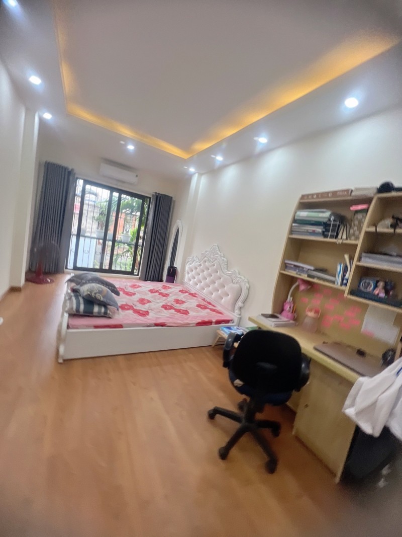 BÁN NHÀ ĐẸP Ở NGAY PHỐ LA THÀNH 40M2, NGÕ NÔNG, RỘNG BA GÁC QUAY ĐẦU, 2 THOÁNG