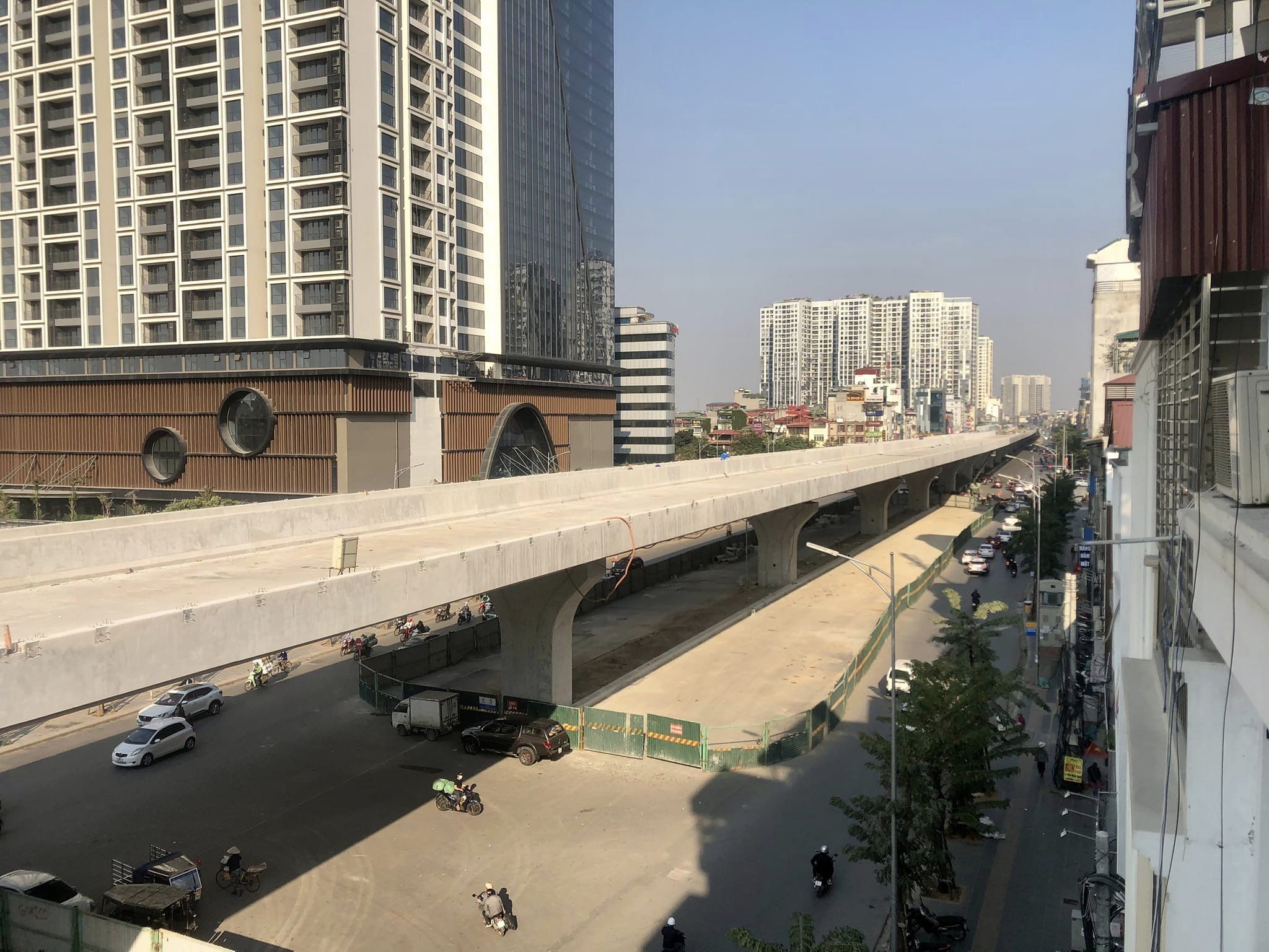 GIA ĐÌNH BÁN NHÀ MẶT PHỐ MINH KHAI, D.TÍCH: 105 MÉT, 5 TẦNG, T. MÁY, NỞ HẬU, VỊ TRÍ VÀNG KDOANH, GIÁ BÁN: 35 TỶ.