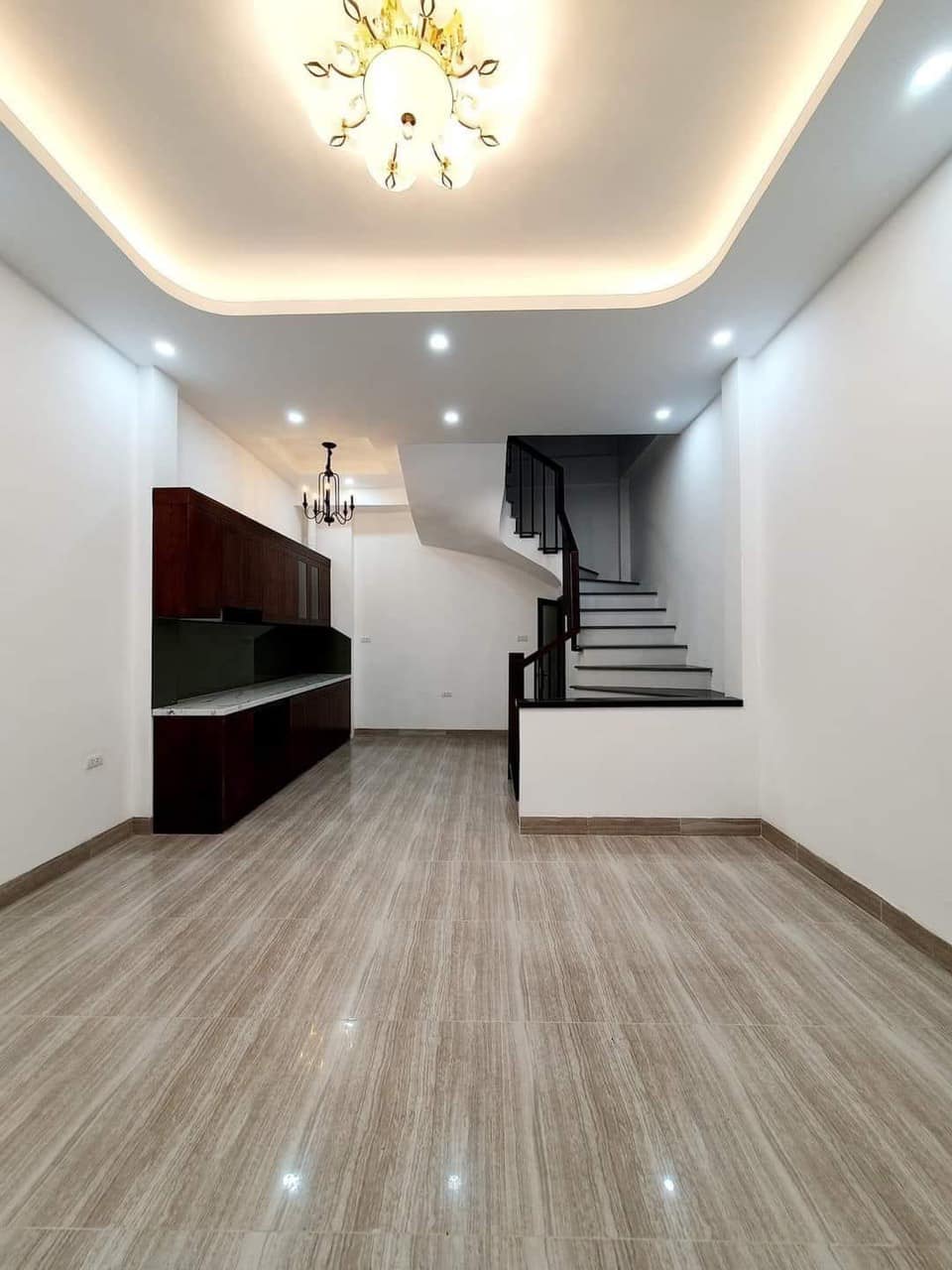 Trung Tâm Cầu Giấy giá chỉ có 100tr/m2, 2 mặt thoáng, dt 45m x 4 tầng, mt 4.2m. 0964362692