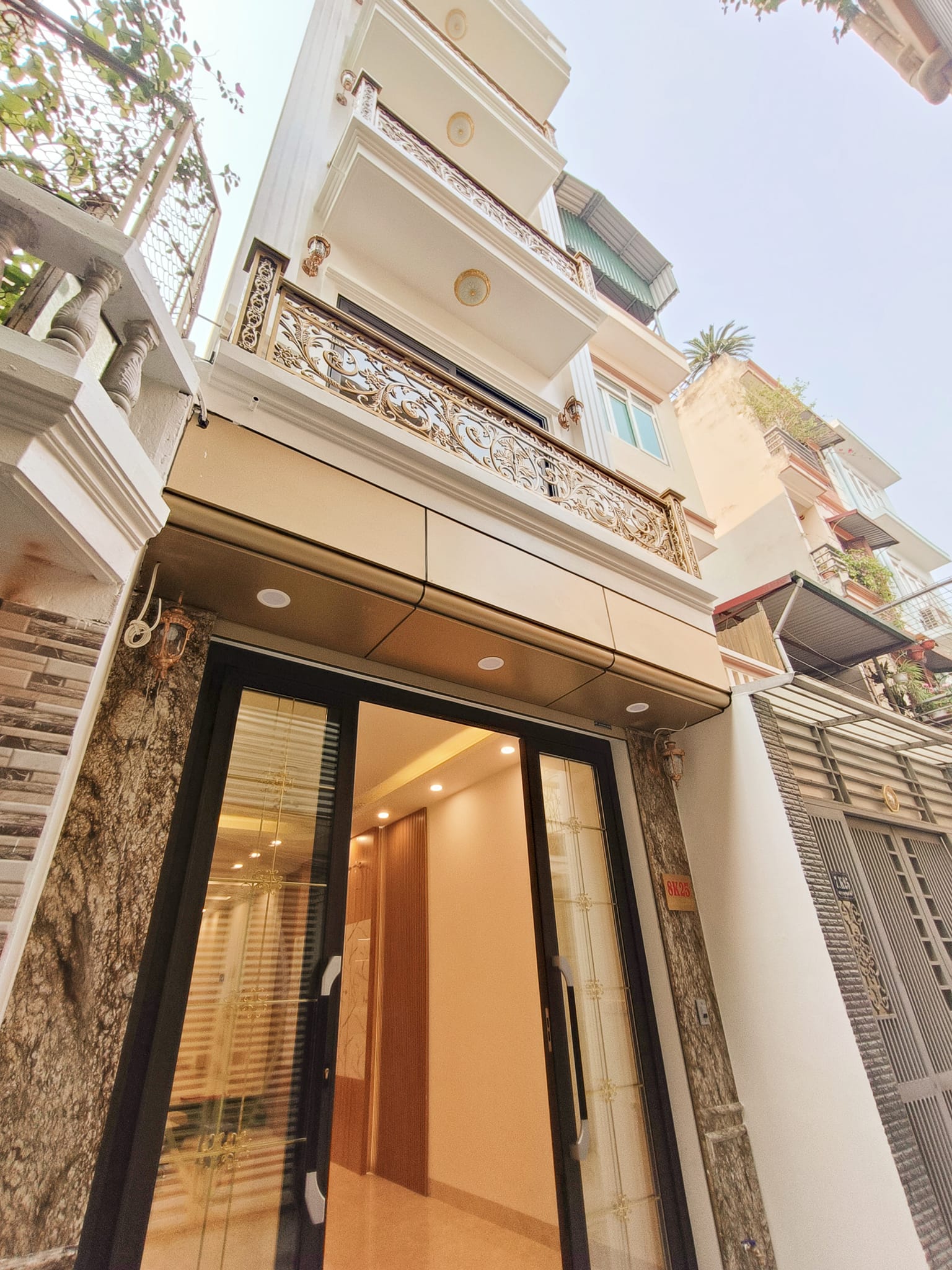 Bán nhà Hoàng Quốc Việt, Phân lô vị trí vip ,gara ôtô, an sinh tốt.48m2 x 4 tầng,10.3tỷ