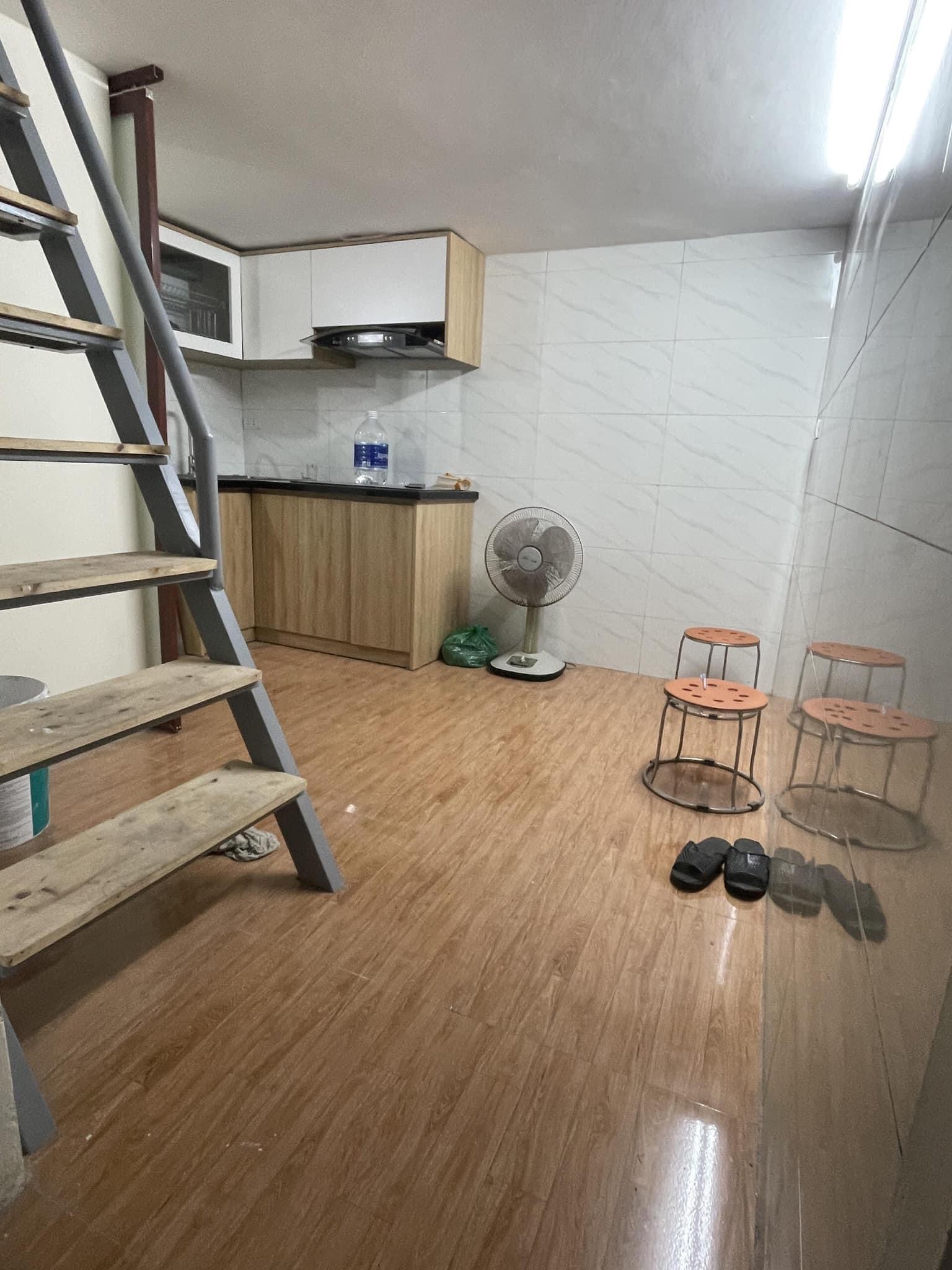 Bán nhà Hồng Mai 15m-5 tầng-1,55 tỷ Tầng 1: Để xe, bếp và vệ sinh. Tầng 2: Phòng khách. Tầng 3,4: Mỗi tầng 1 phòng ngủ