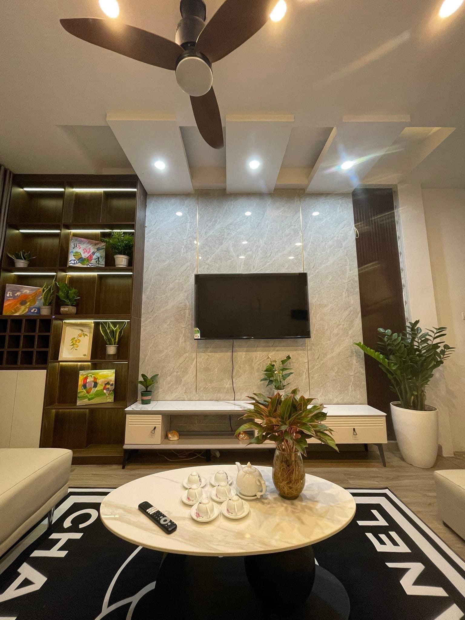 Bán nhà Lạc Long Quân, ngõ to, vài bước ra Hồ Tây, tiện ích - 62m2 chỉ hơn 8 tỷ.