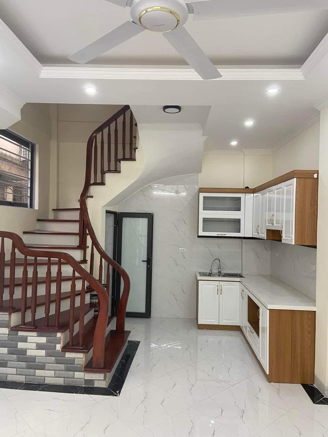 Nhà Gốc Đề 30m-5 tầng-3,95 tỷ (có thương lượng) - Vị trí đẹp, ngõ rộng ba gác đua, gần ô tô, gần phố