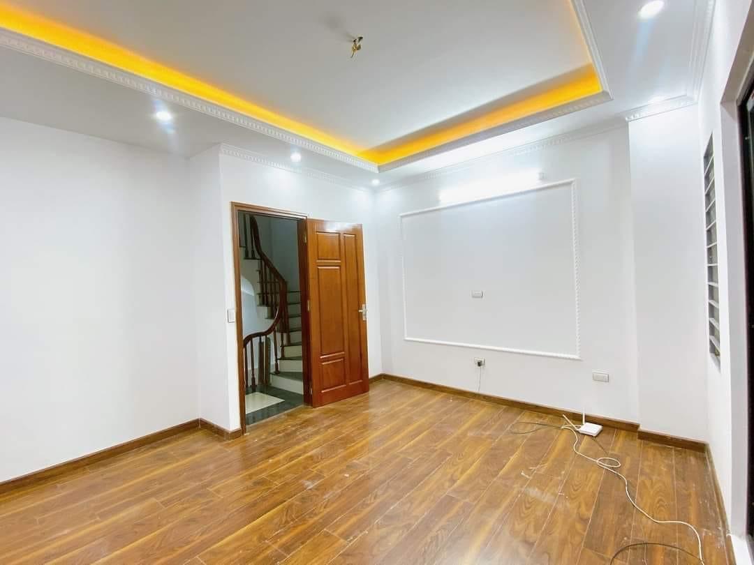 Nhà nằm trung tâm phố Bạch mai 2 pút ra phố , gần rất nhiều tiện ích , chủ vừa thi công mới cần tiền mới bán