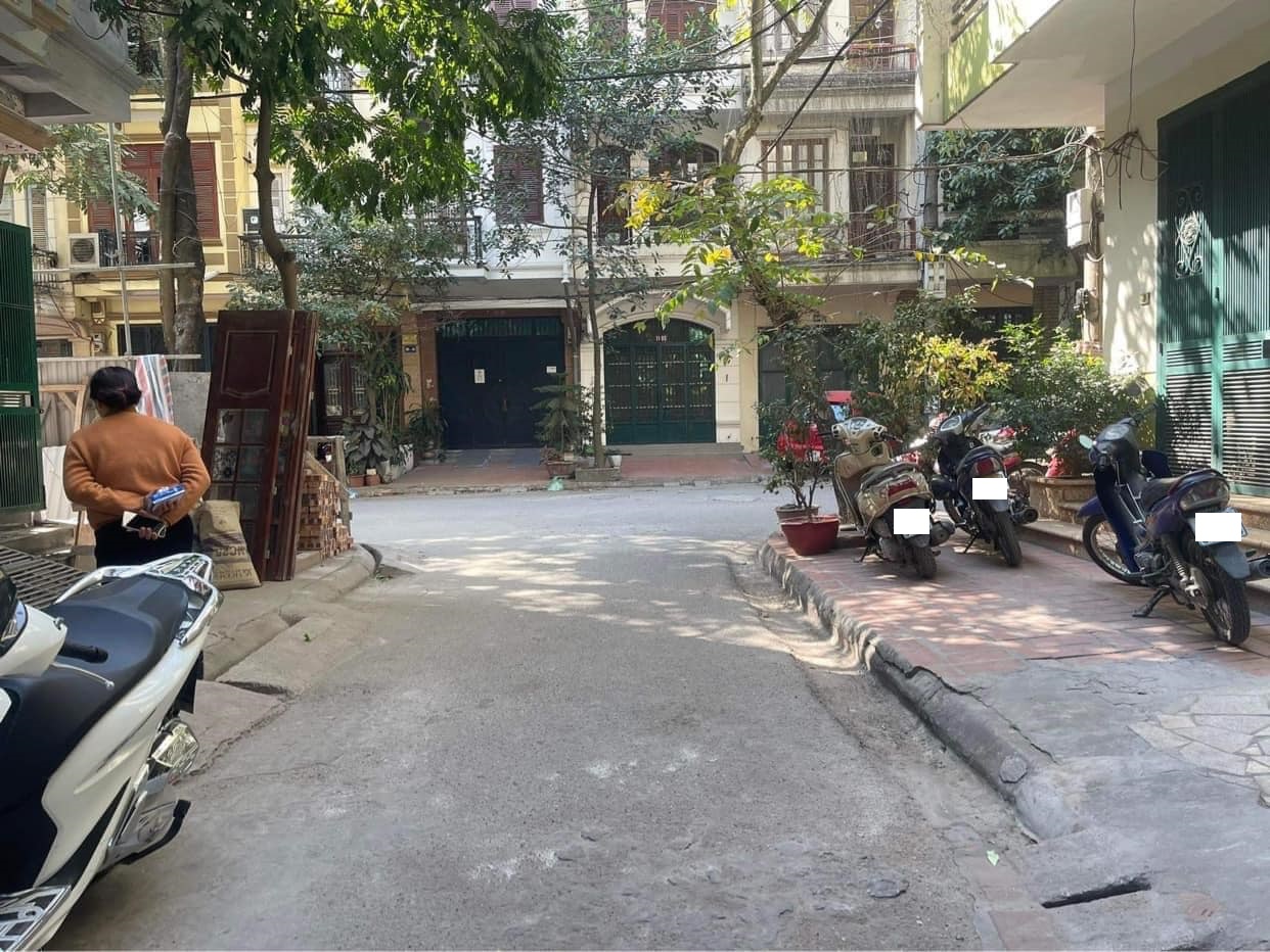 Đất Đầm Trấu chia 2 lô đẹp, mặt tiền 12m, 190m2, nở hậu nhẹ, giá 19.5 tỷ