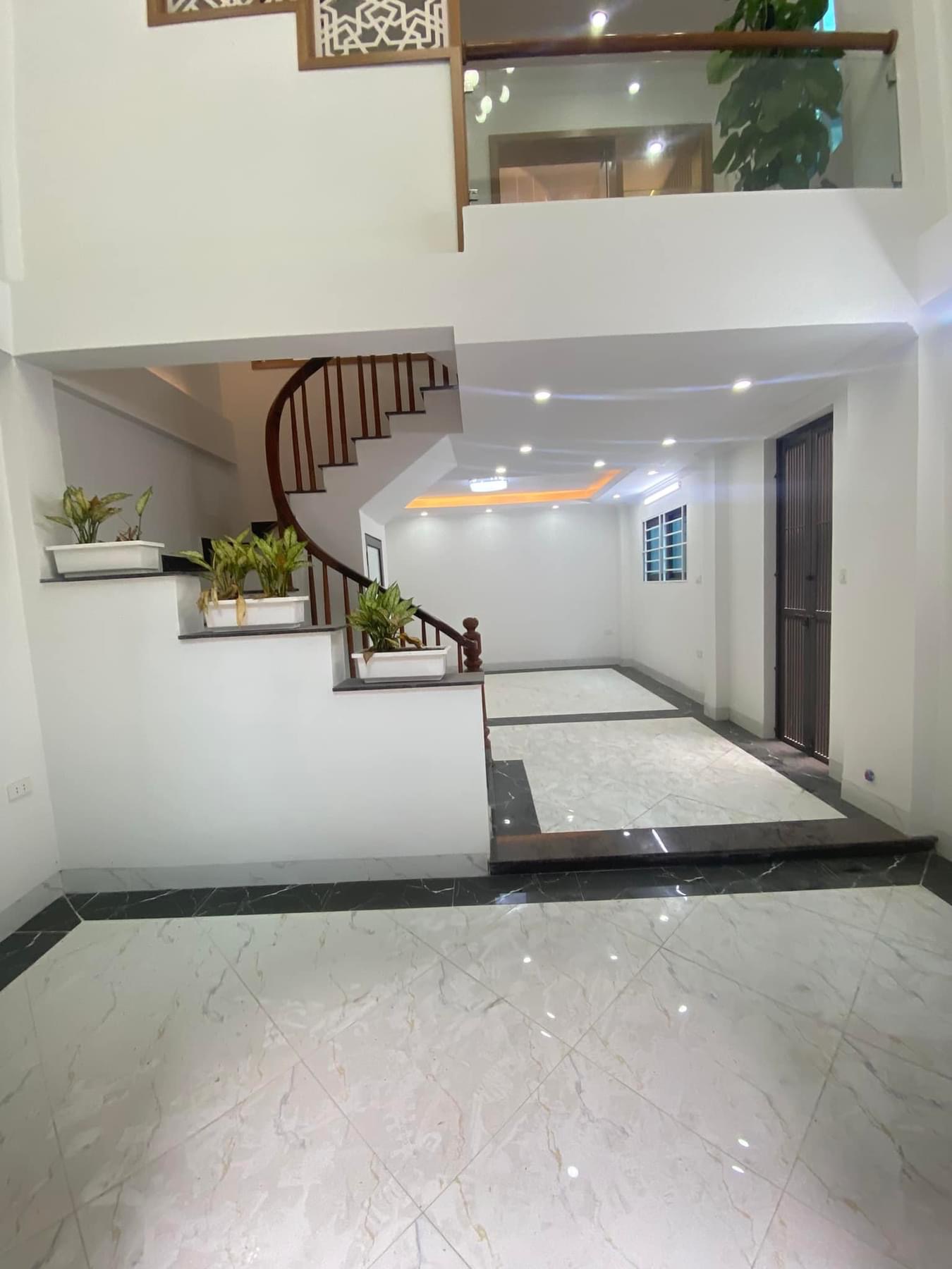 Nhà cách mặt phố Khương đình 15m , ngõ cực rộng , 2 mặt thoáng lô góc , chủ vừa xây mới cứng