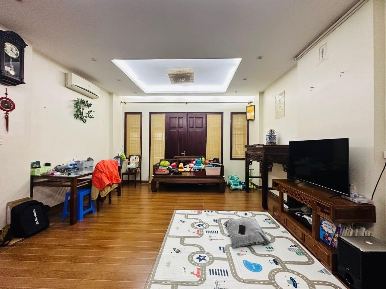 Bán nhà ngõ phố Hoàng Ngọc Phách - Lô góc - Ô tô - 15m ra phố - Kinh doanh