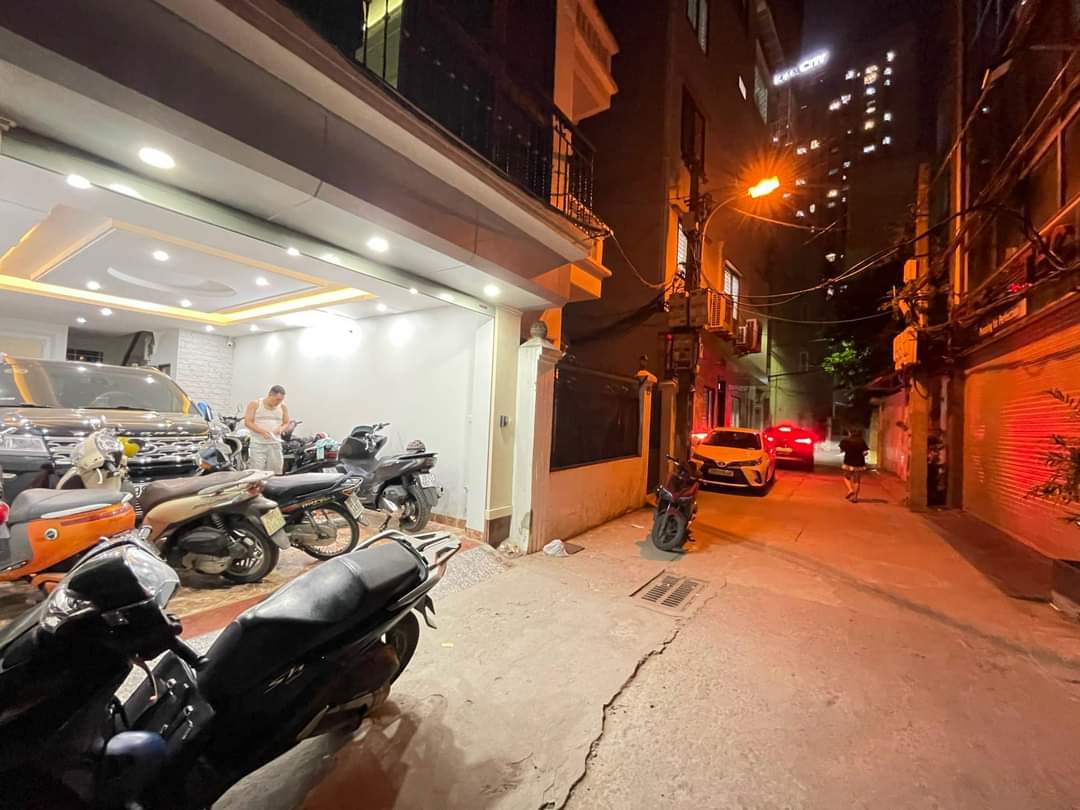 CẦN BÁN GẤP NHÀ ĐẸP CẦU GIẤY THIẾT KẾ HIỆN ĐẠI GẦN PHỐ GA RA Ô TÔ 7 CHỖ CẤT TRONG NHÀ LÔ GÓC KINH DOANH PHÂN LÔ CÁN BỘ.