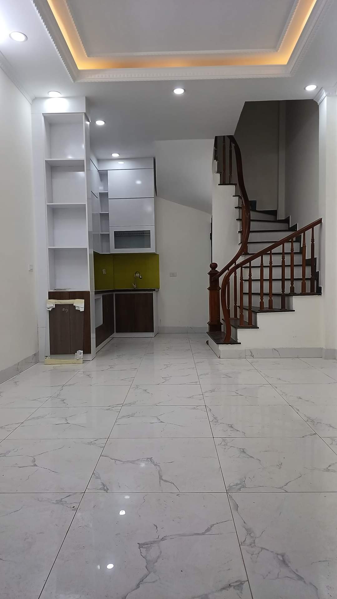 Bán nhà Đê La Thành, Đống Đa gần Xã Đàn, nhà cực đẹp ngõ nông rộng thoáng. Dt: 35m², 5 tầng, Mt 3.9m, giá: 4.5 tỷ.