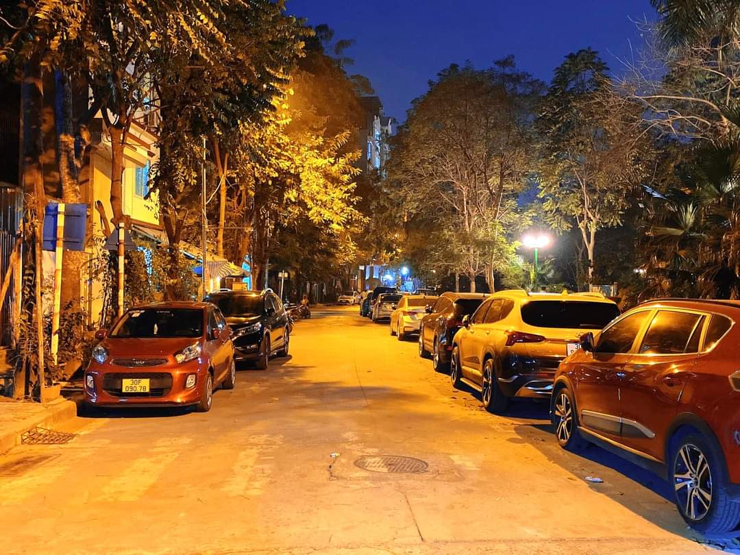 VỈA HÈ - GARA 2 Ô TÔ - Ô TÔ TRÁNH - VIEW VƯỜN HOA - 8 TẦNG THANG MÁY